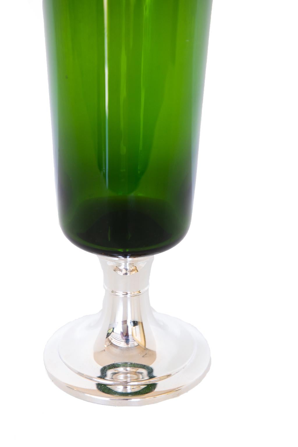 Europeo Vaso con piede in vetro verde in vendita