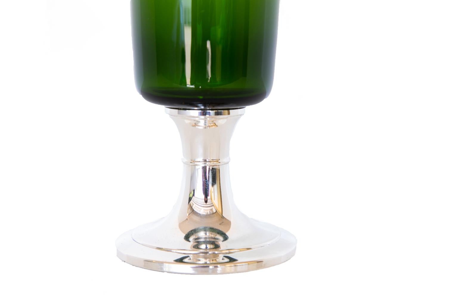 Vaso con piede in vetro verde In condizioni buone in vendita a Wilson, NC