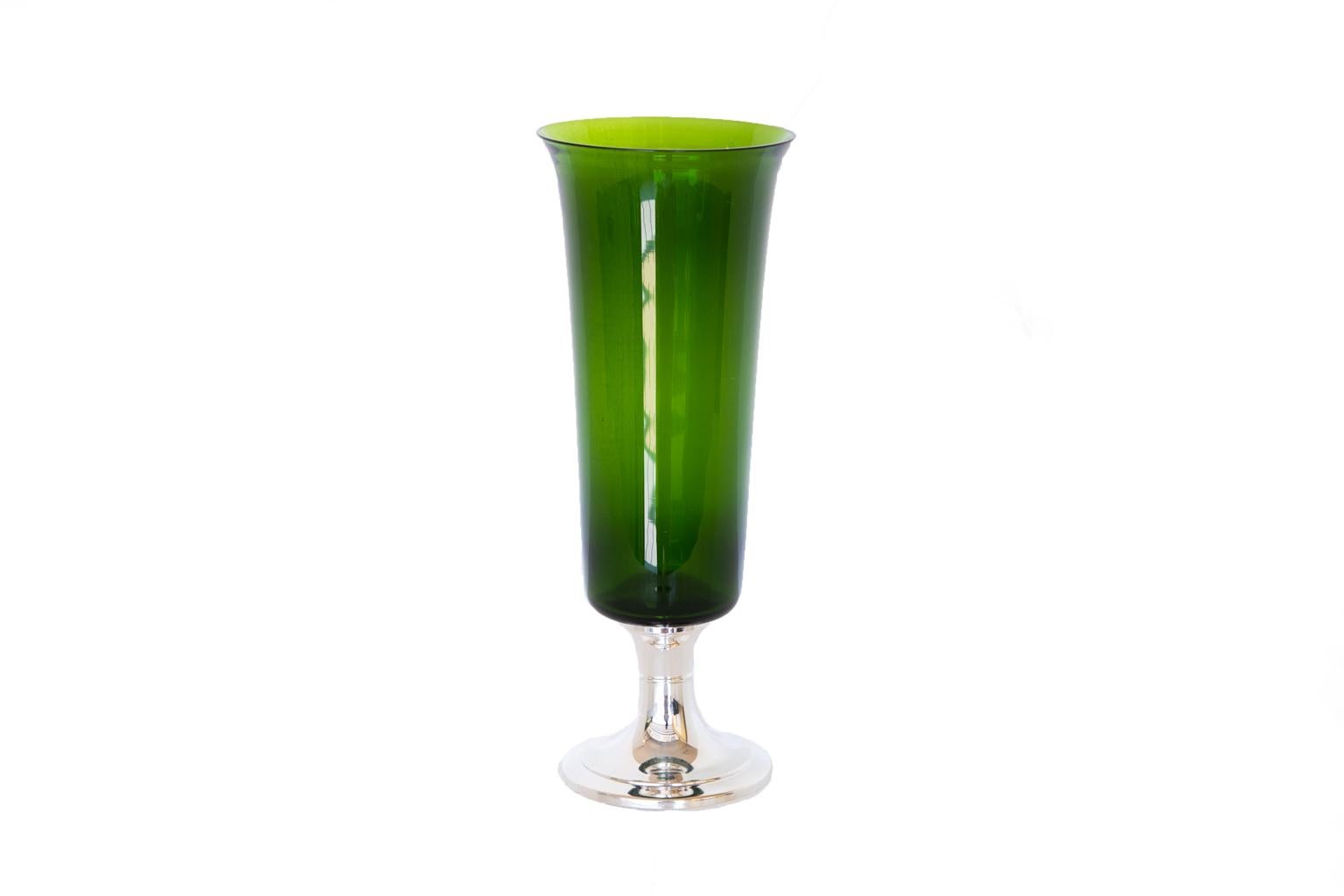 Inizio XX secolo Vaso con piede in vetro verde in vendita