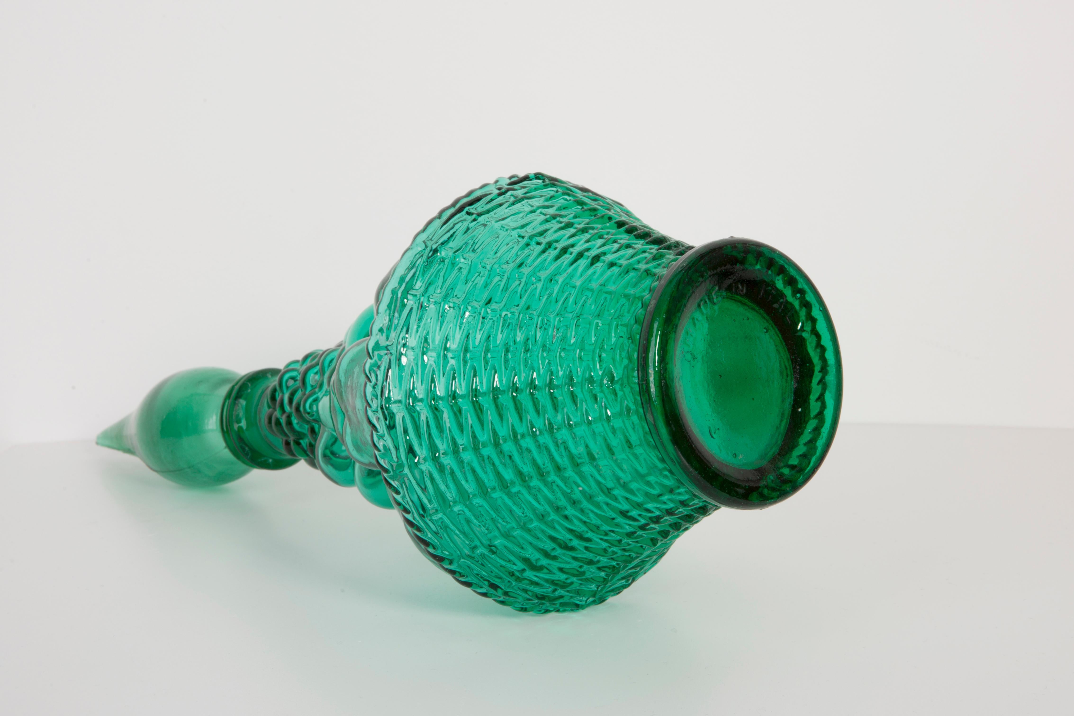A stunning green glass decanter with geometric design, made by one of the many glass manufacturers based in the region of Empoli, Italy. Has 