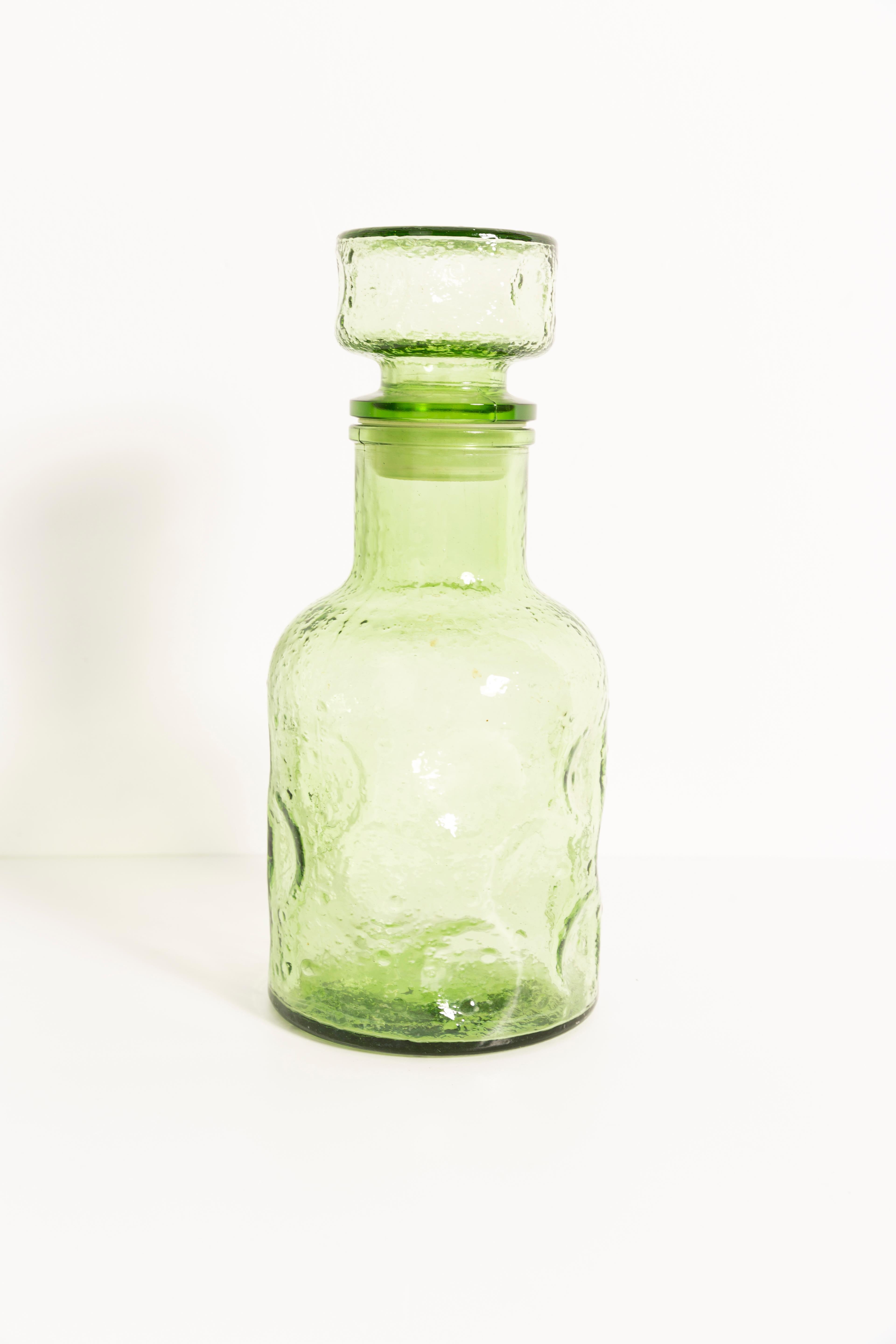 A stunning light green decanter with geometric design, made by one of the many glass manufacturers based in the region of Empoli, Italy. Would make a great addition to any collection! Excellent condition, no chips or cracks other than a couple of