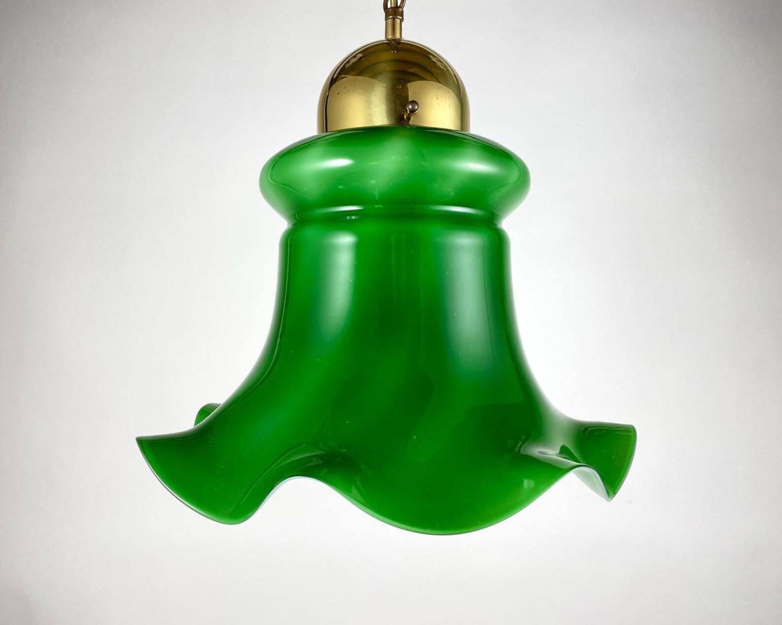 Belge Lampe de plafond en verre vert et laiton doré Lustre en verre vintage avec abat-jour en verre en vente