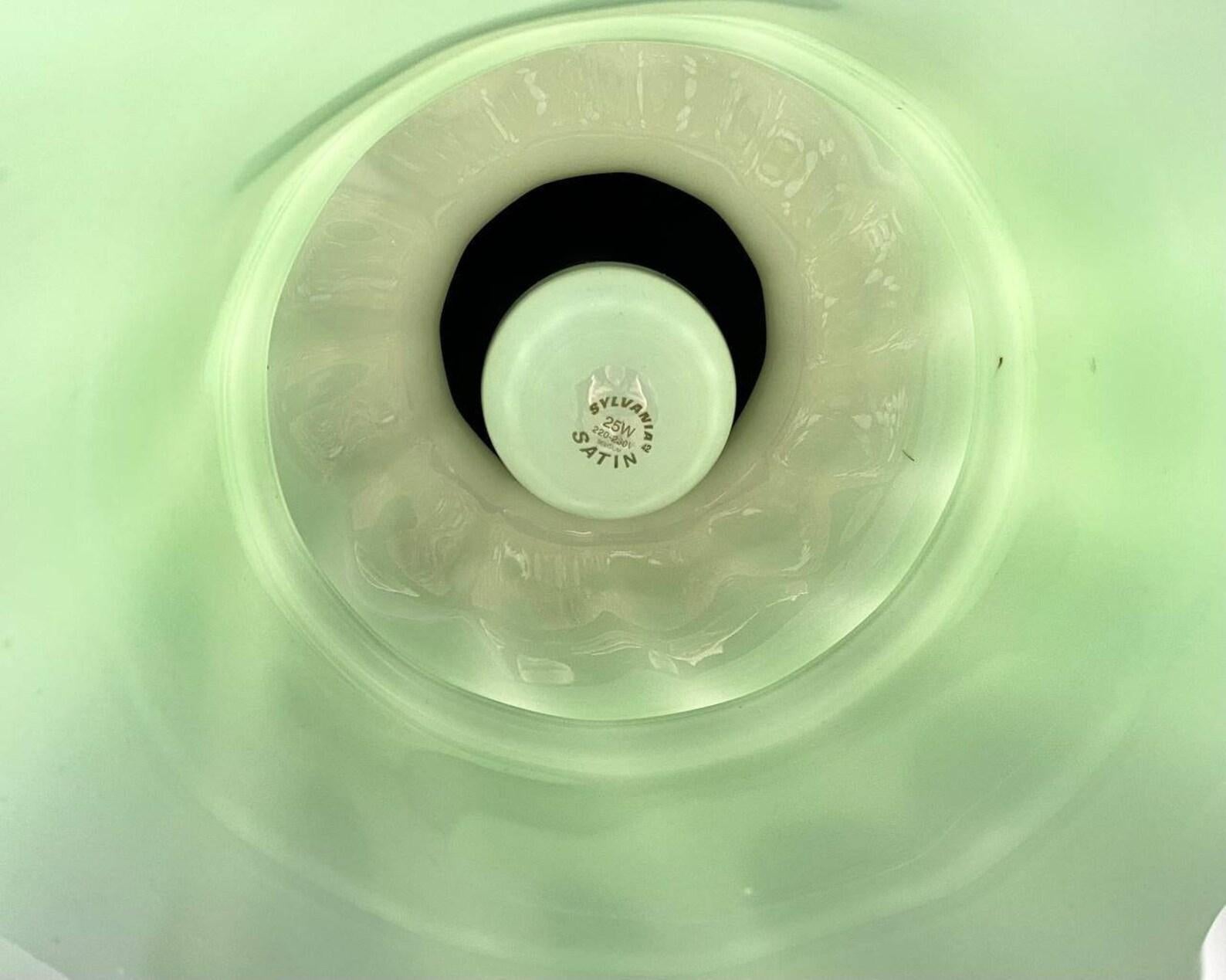 Laiton Lampe de plafond en verre vert et laiton doré Lustre en verre vintage avec abat-jour en verre en vente
