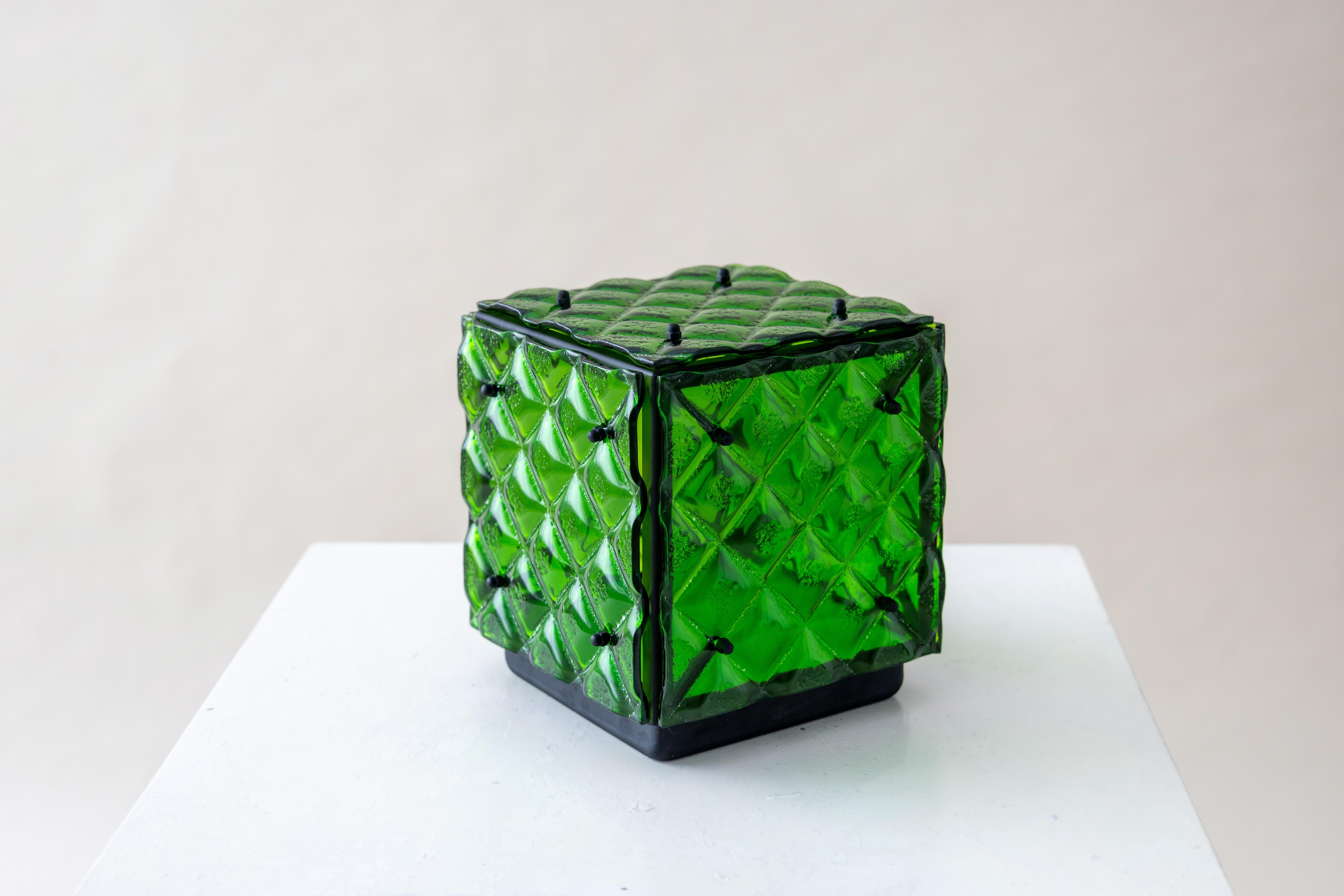 Ce verre unique provient du four de l'artisan Sara Sorribes, qui a aidé Cristina à développer le produit en obtenant la texture de verre souhaitée. C'est elle qui utilise personnellement la technique du fusing pour façonner chacune des faces du cube