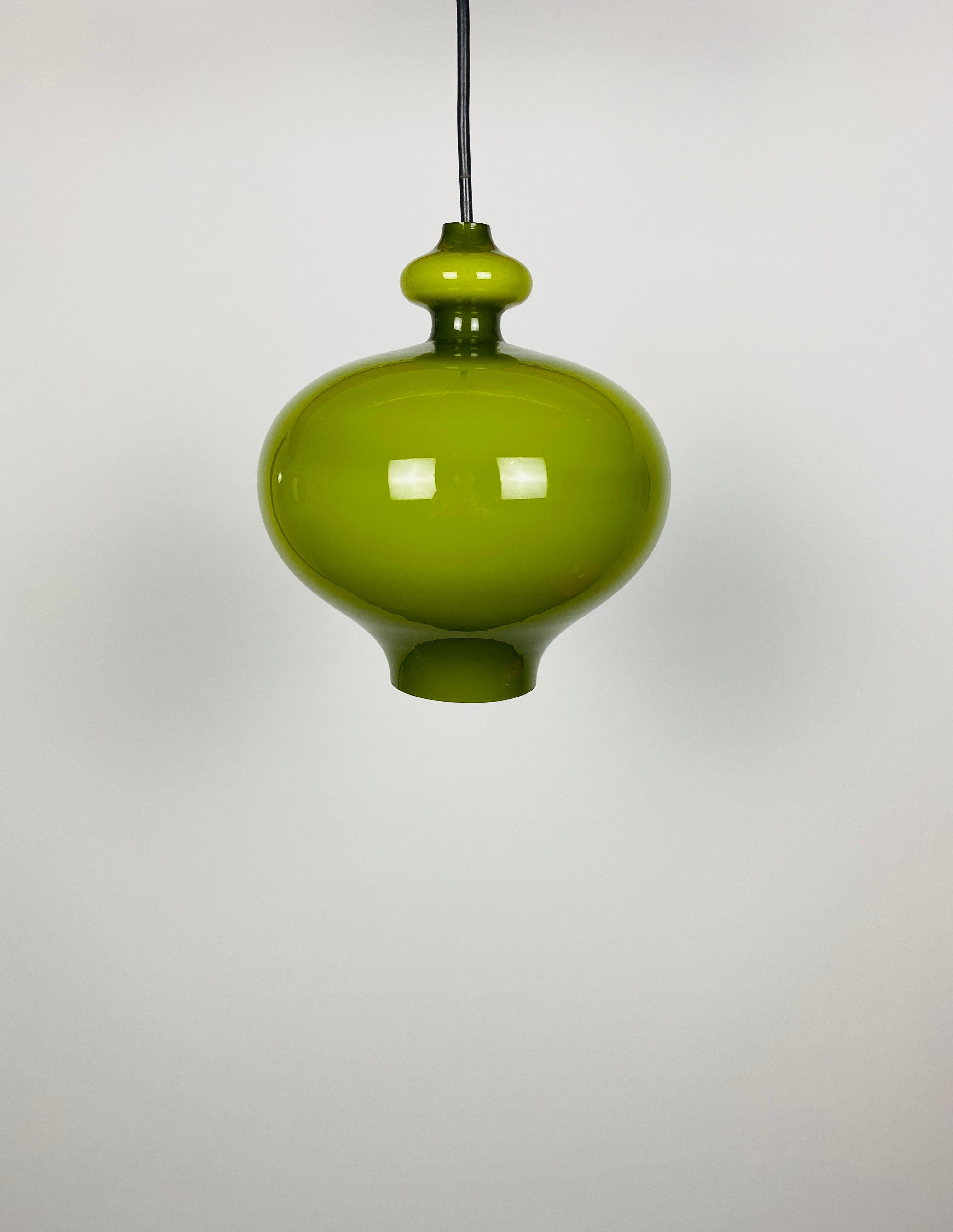 Beautiful Swedish design by Hans Agne Jakobsson for AB Markaryd. Model is called Oplight and is produced around 1960. Has a cool green color and gives a very warm light.

DIMENSIONS
Height: 27cm
Diameter: 24cm
Cord length: 34cm
PRODUCT