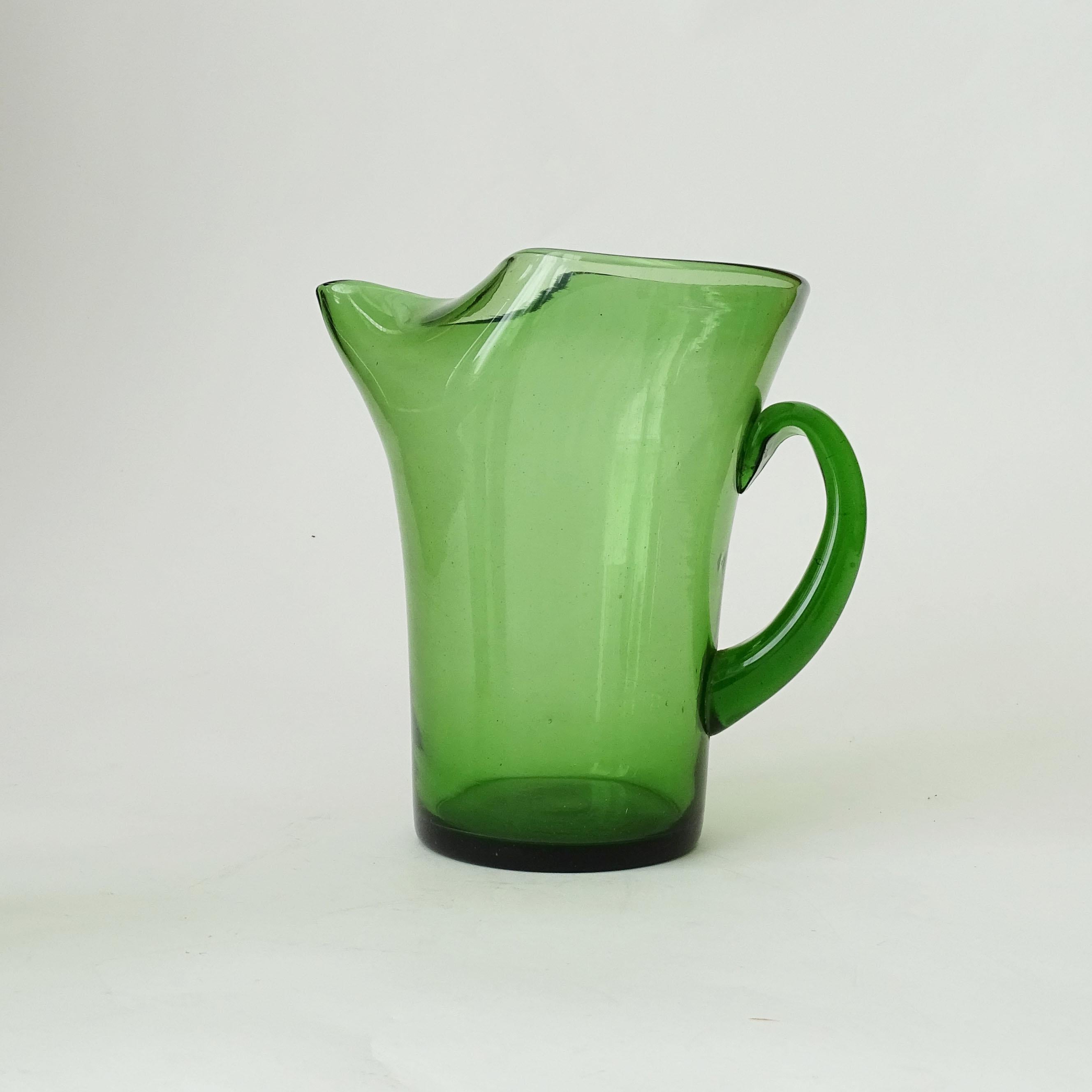 Jarra de vidrio verde y ocho vasos de Vetri Taddei di Empoli, Italia, años 40 Italiano en venta