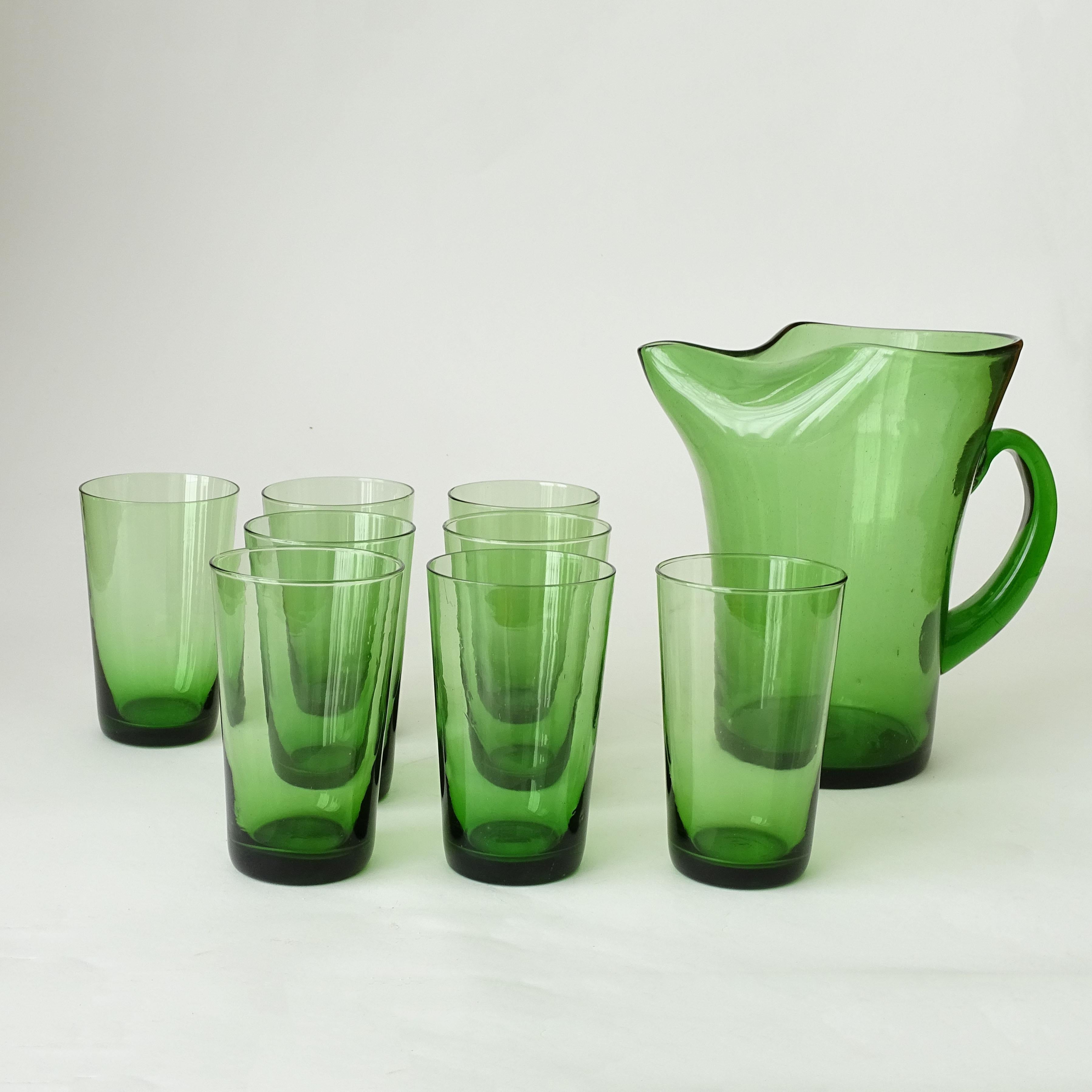 Jarra de vidrio verde y ocho vasos de Vetri Taddei di Empoli, Italia, años 40 mediados del siglo XX en venta