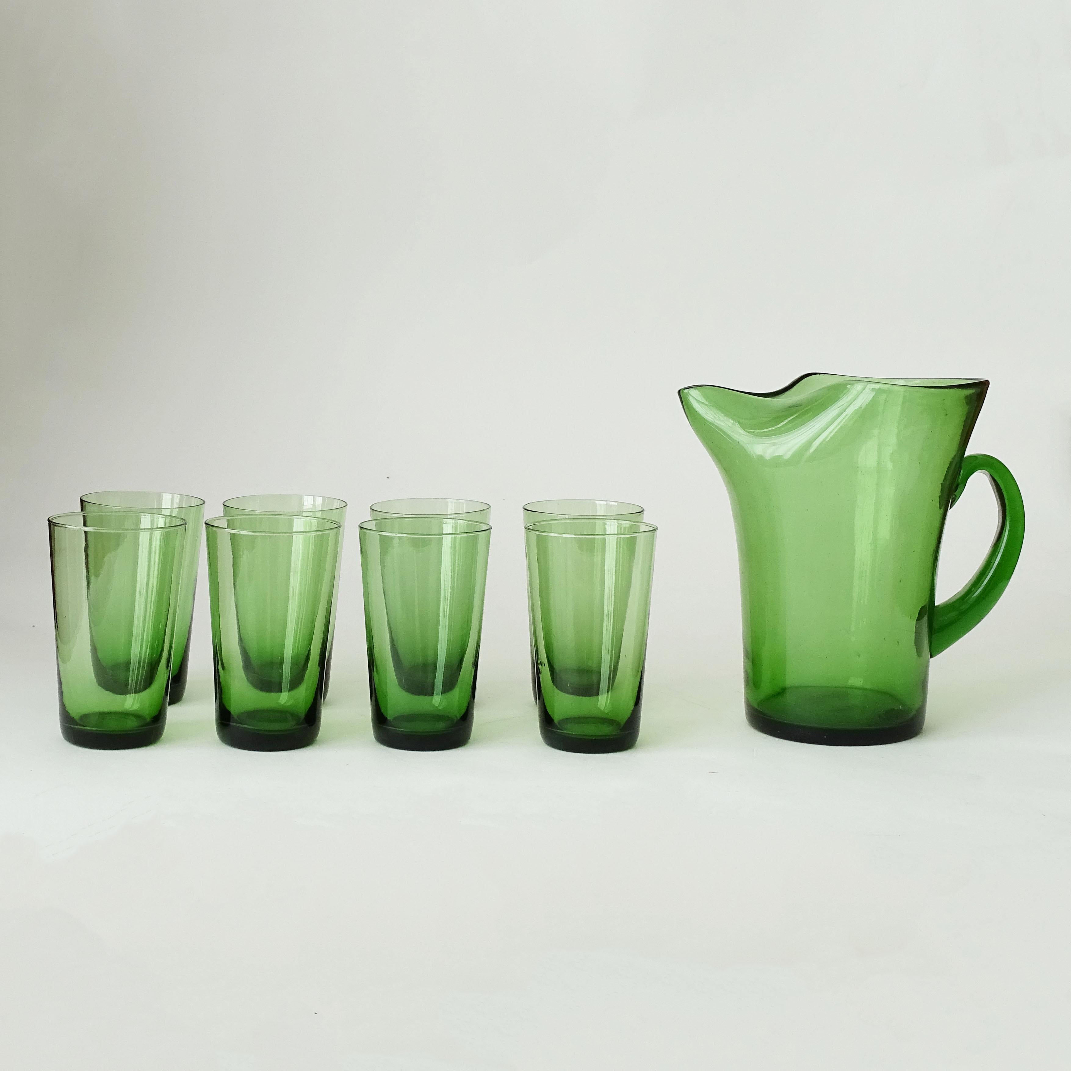 Jarra de vidrio verde y ocho vasos de Vetri Taddei di Empoli, Italia, años 40 Vidrio en venta