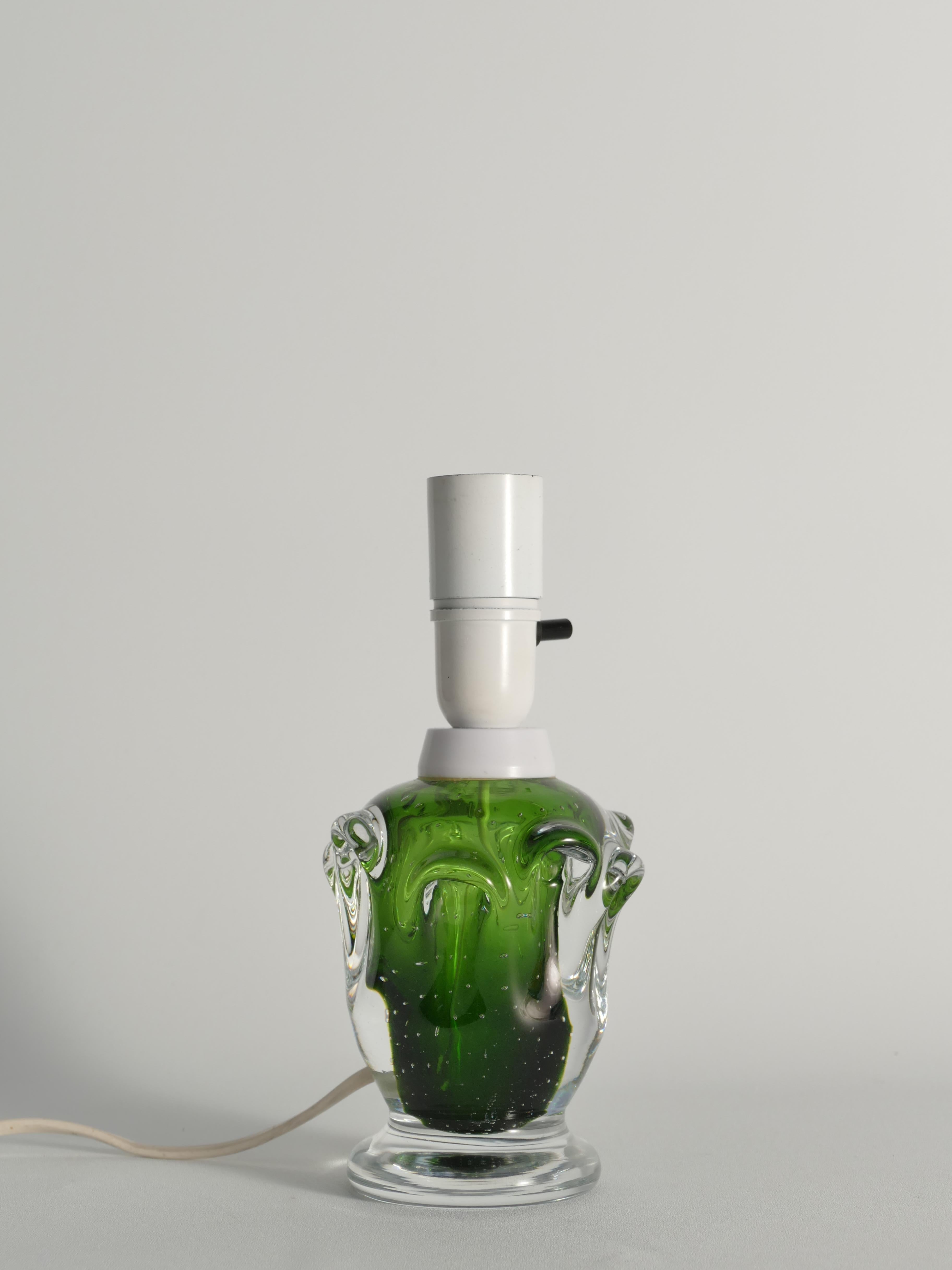 Lampe de table en verre vert Börne Augustsson, Åseda, années 1950

L'art de Börne Augustsson transparaît dans cette lampe de table en verre moderne suédois créée pour Åseda Glassworks. Méticuleusement soufflée à la main, cette lampe The Scandinavian