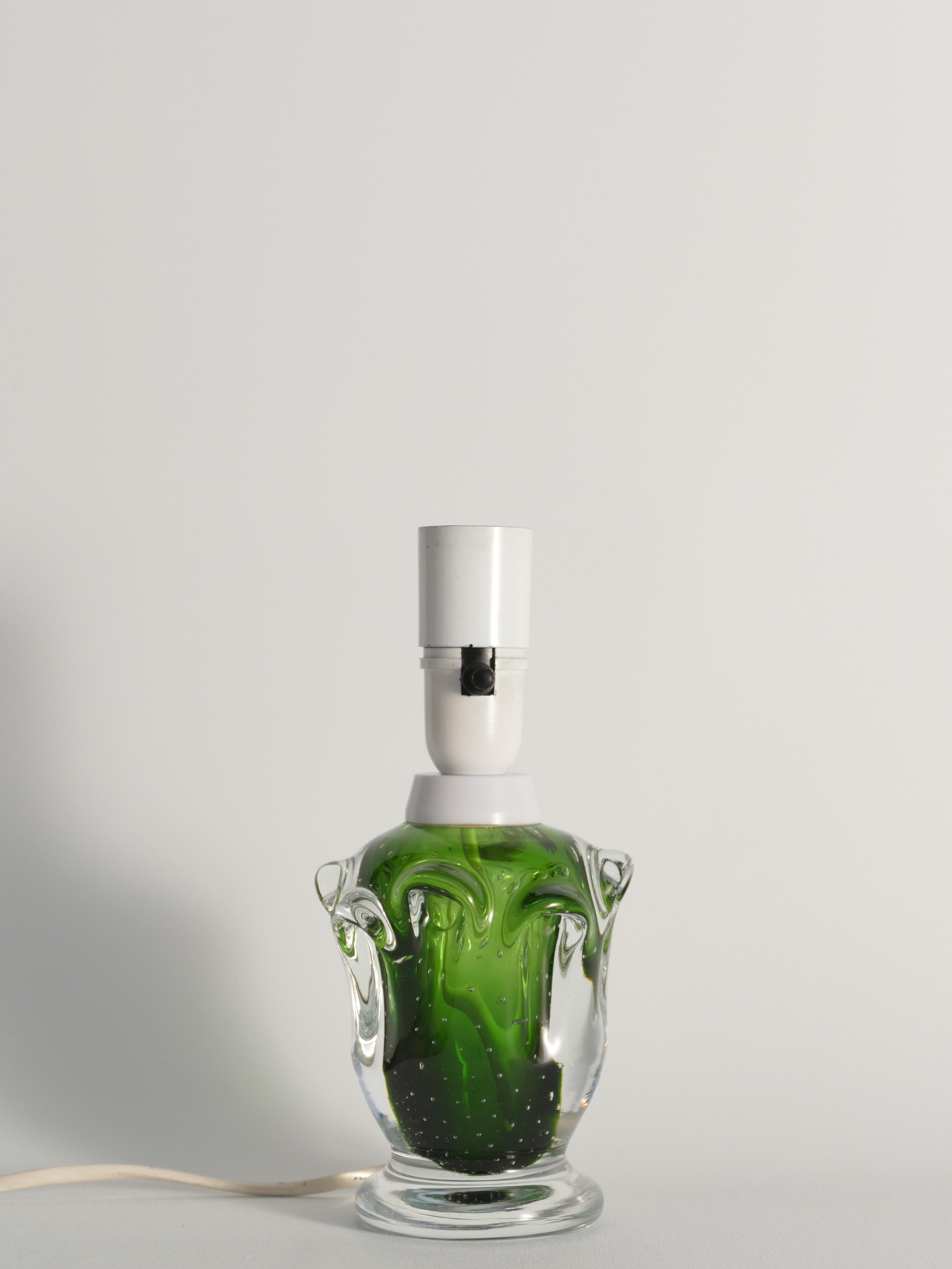 Milieu du XXe siècle Lampe de table en verre vert Börne Augustsson, Åseda, années 1950 en vente