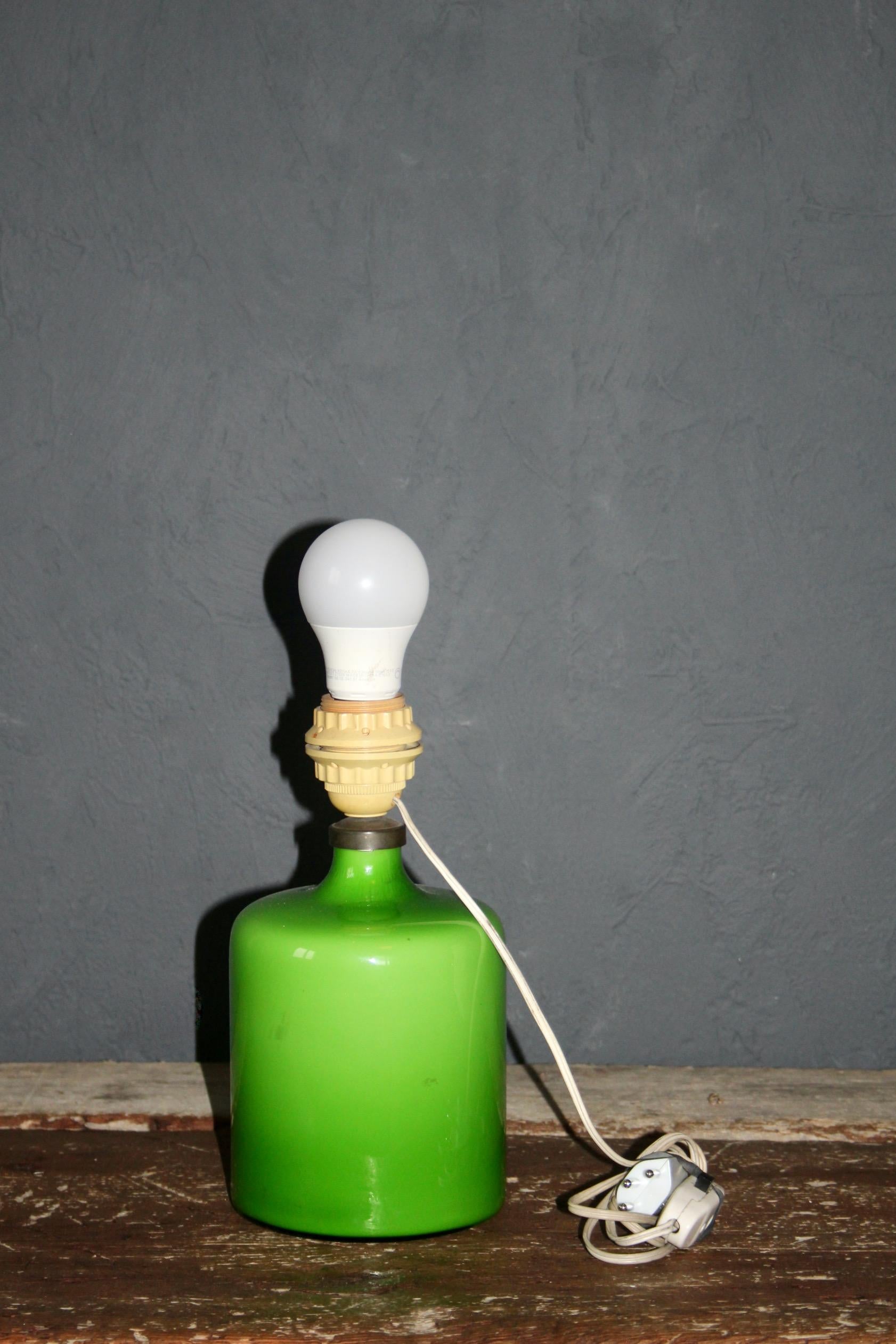 Européen Lampe de table en verre vert en vente