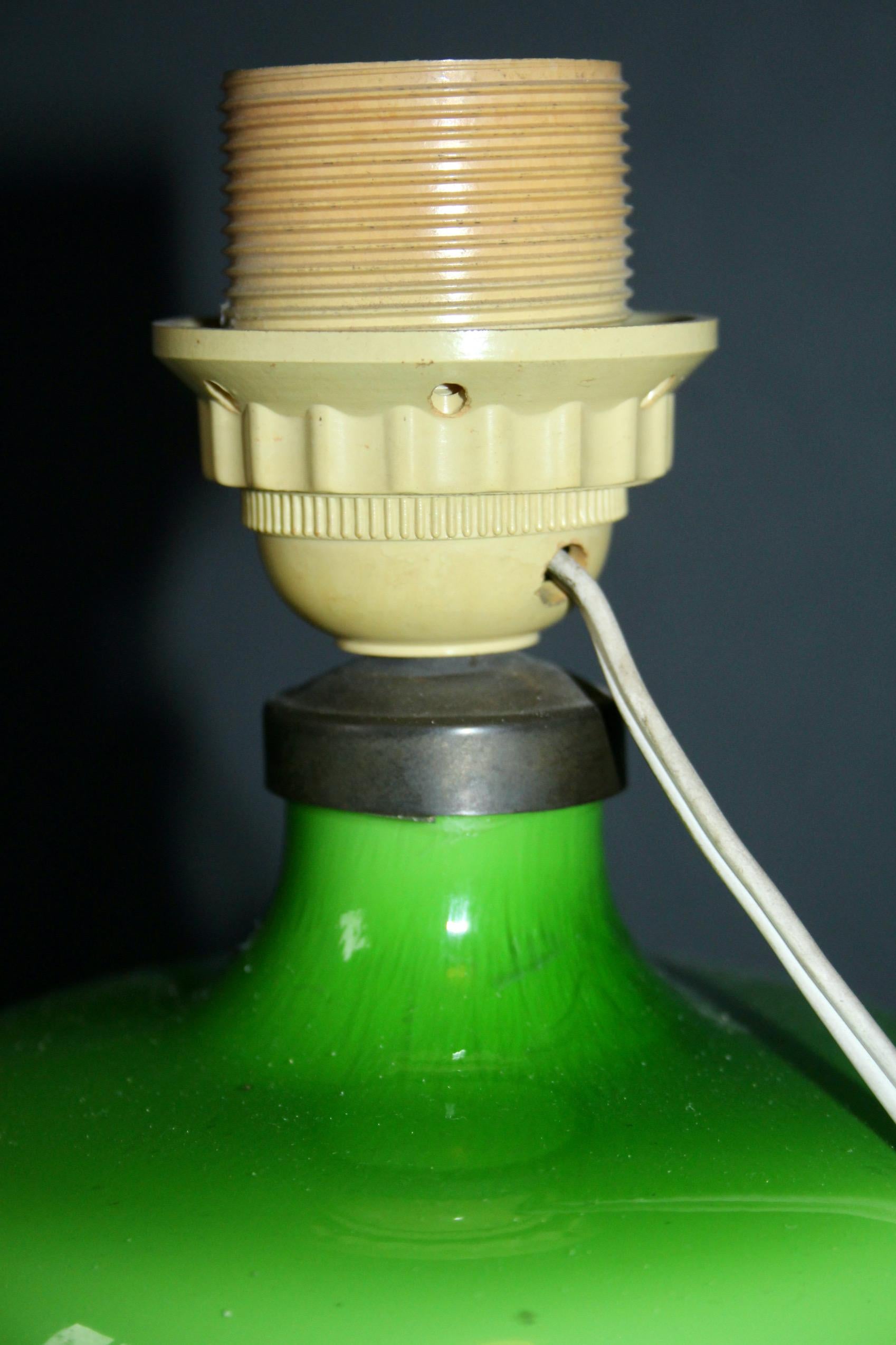 Lampe de table en verre vert en vente 1