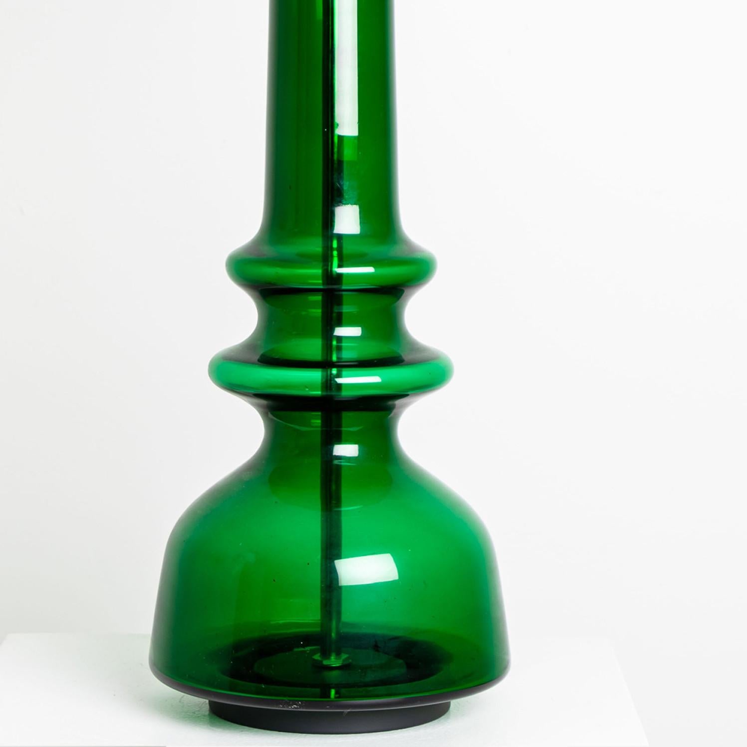 Grüne Glas-Tischlampe mit handgefertigtem Schirm von Doria Leuchten, Deutschland im Angebot 3