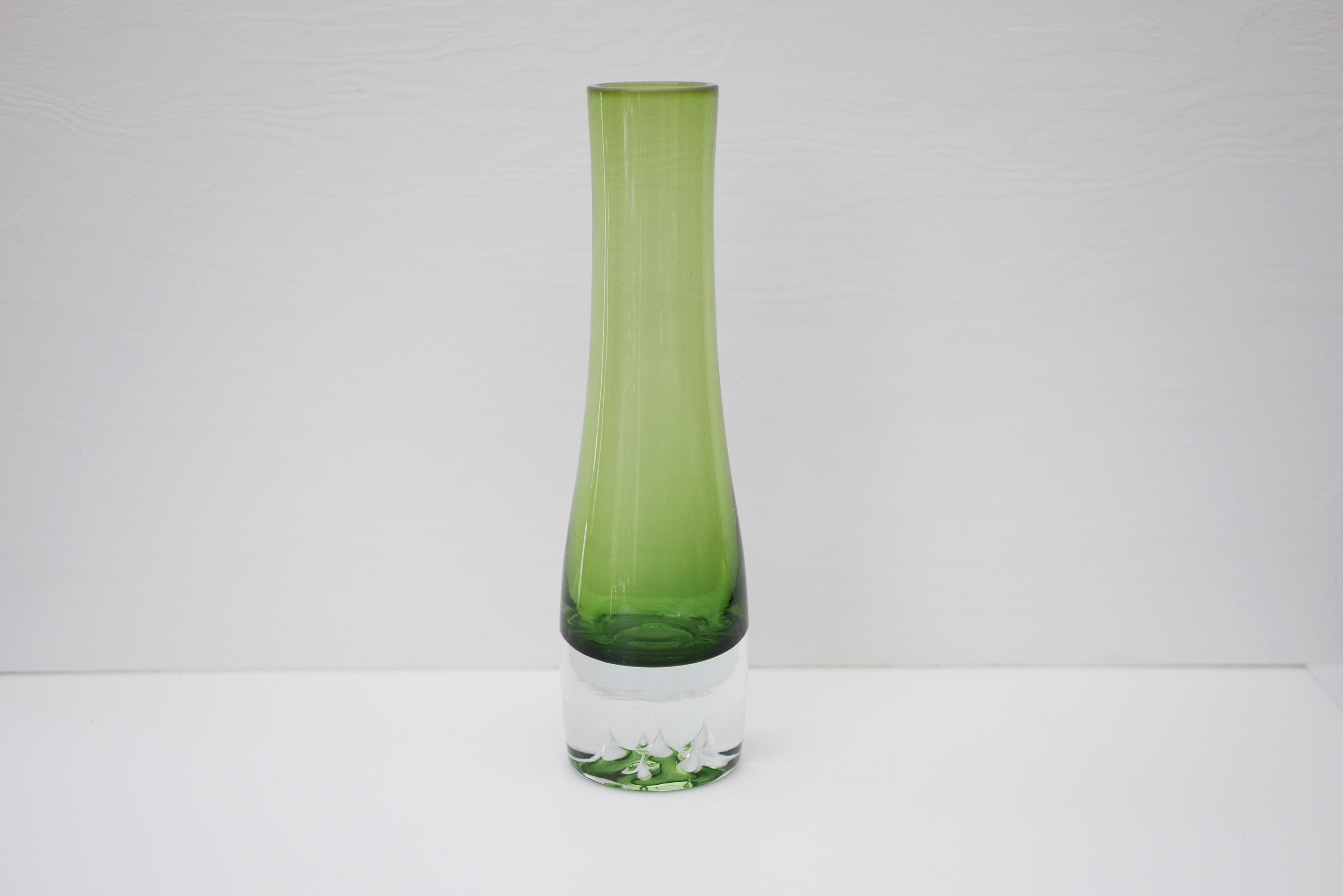 Un étonnant vase en verre d'art vintage sommerso soufflé à la main par Bo Borgström pour Åseda, Suède. Ce vase a une forme et un design fantastiques. Il est simple, mais à la base il y a des pointes qui montent vers le haut, ressemblant à des