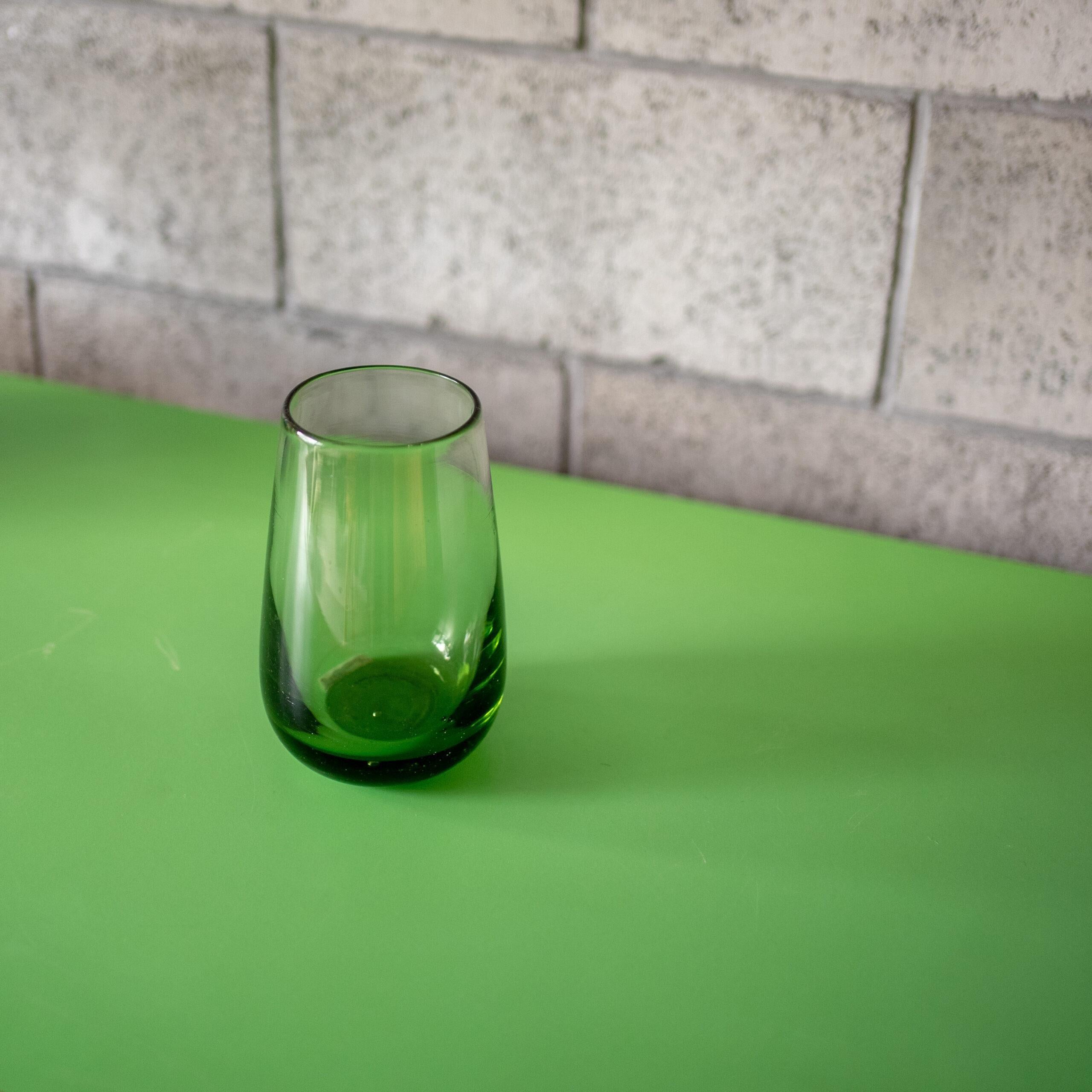 Francese Vaso in vetro verde di Claude Morin in vendita