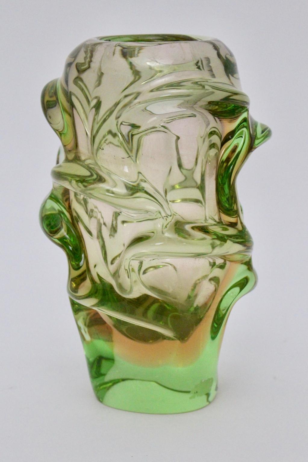 Jarrón de cristal verde moderno de mediados de siglo Jan Beranek  Skrdlovice República Checa Años 60 Moderno de mediados de siglo en venta