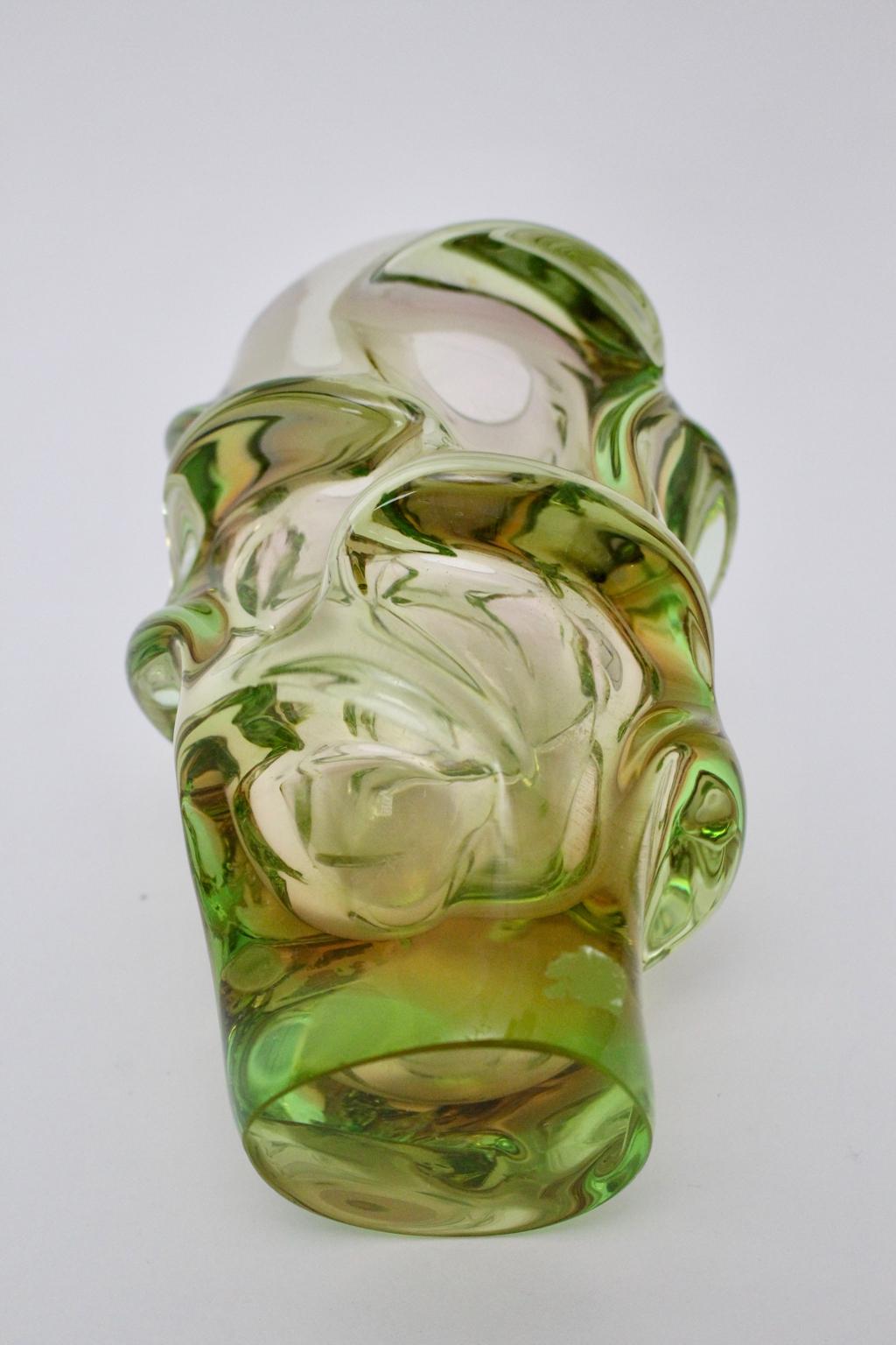 Jarrón de cristal verde moderno de mediados de siglo Jan Beranek  Skrdlovice República Checa Años 60 mediados del siglo XX en venta