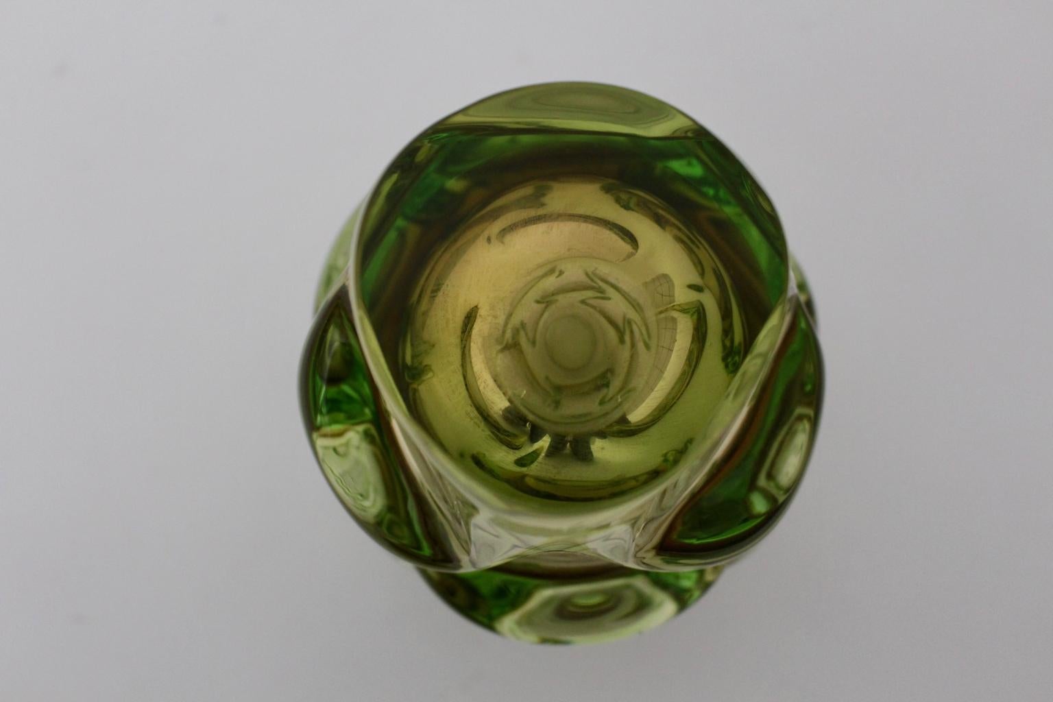 Green Glass Vase by Jan Beranek for Skrdlovice Czech Republic, 1960s In Good Condition For Sale In Vienna, AT