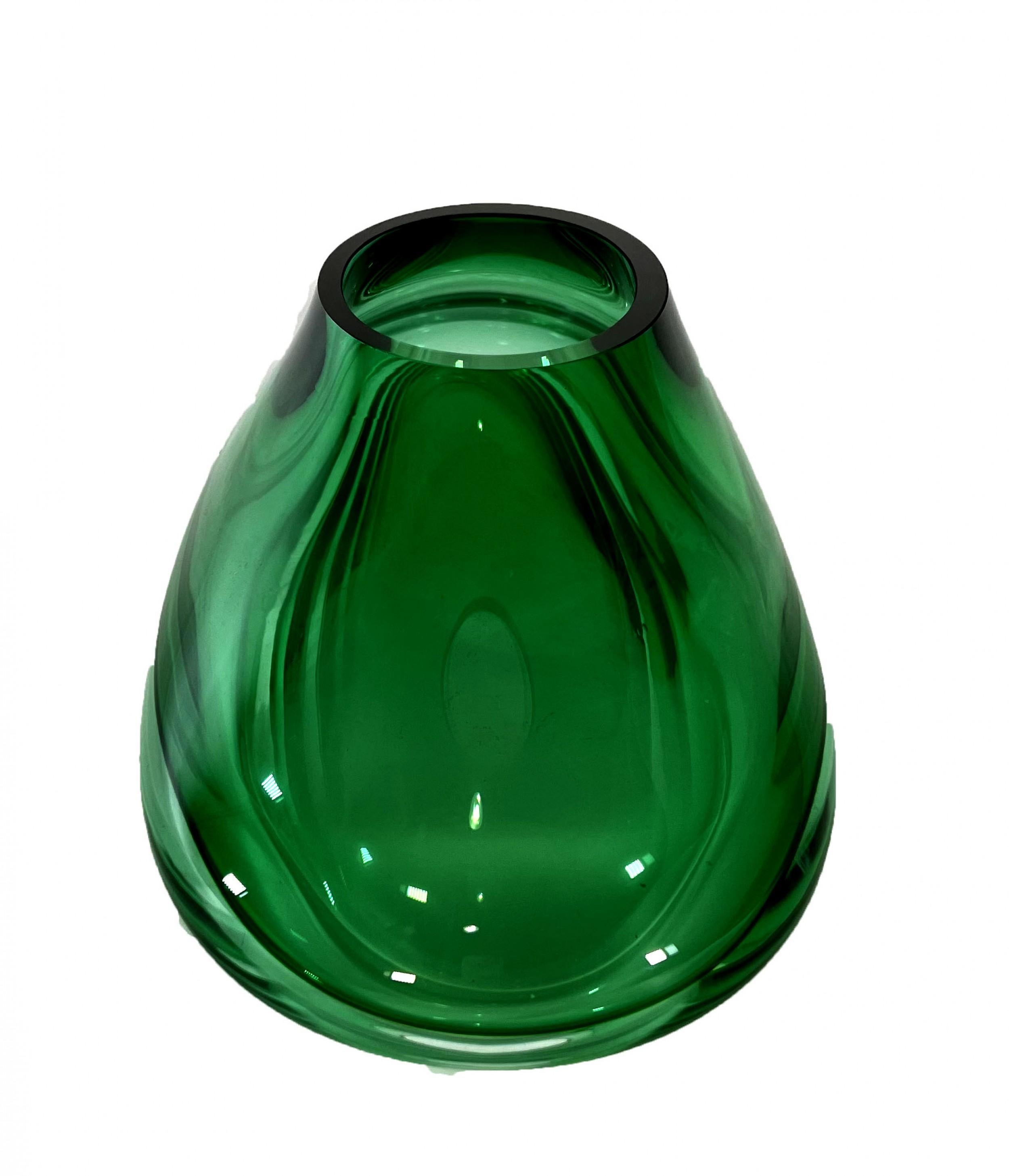 Green Glass Vase In Good Condition For Sale In New York, NY