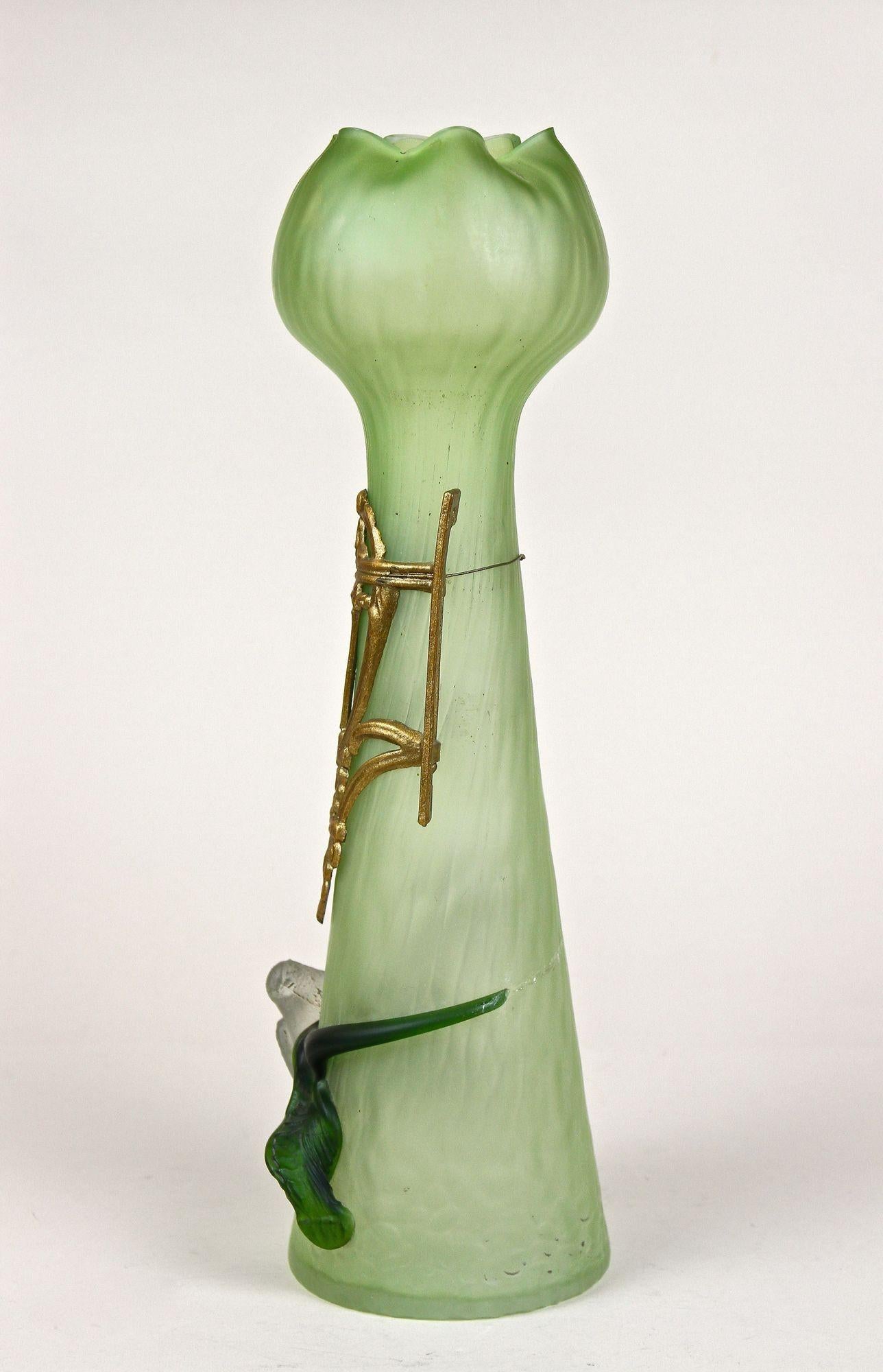 Green Glass Vase with Bronze Mounting Art Nouveau, Bohemia, circa 1905 In Good Condition In Lichtenberg, AT