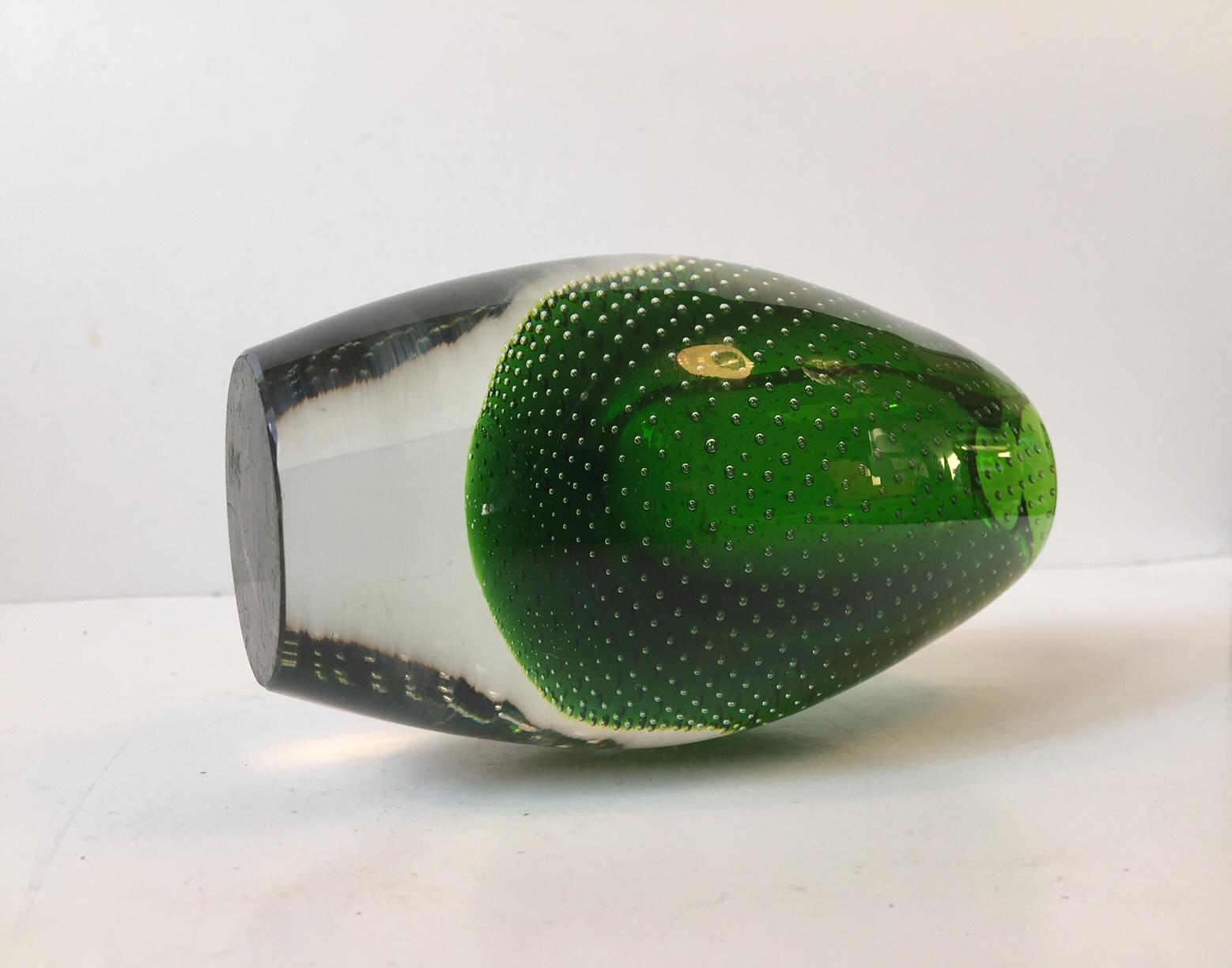 Vaso in vetro verde con bolle d'aria controllate di Jacob Bang, anni '50 In condizioni buone in vendita a Esbjerg, DK