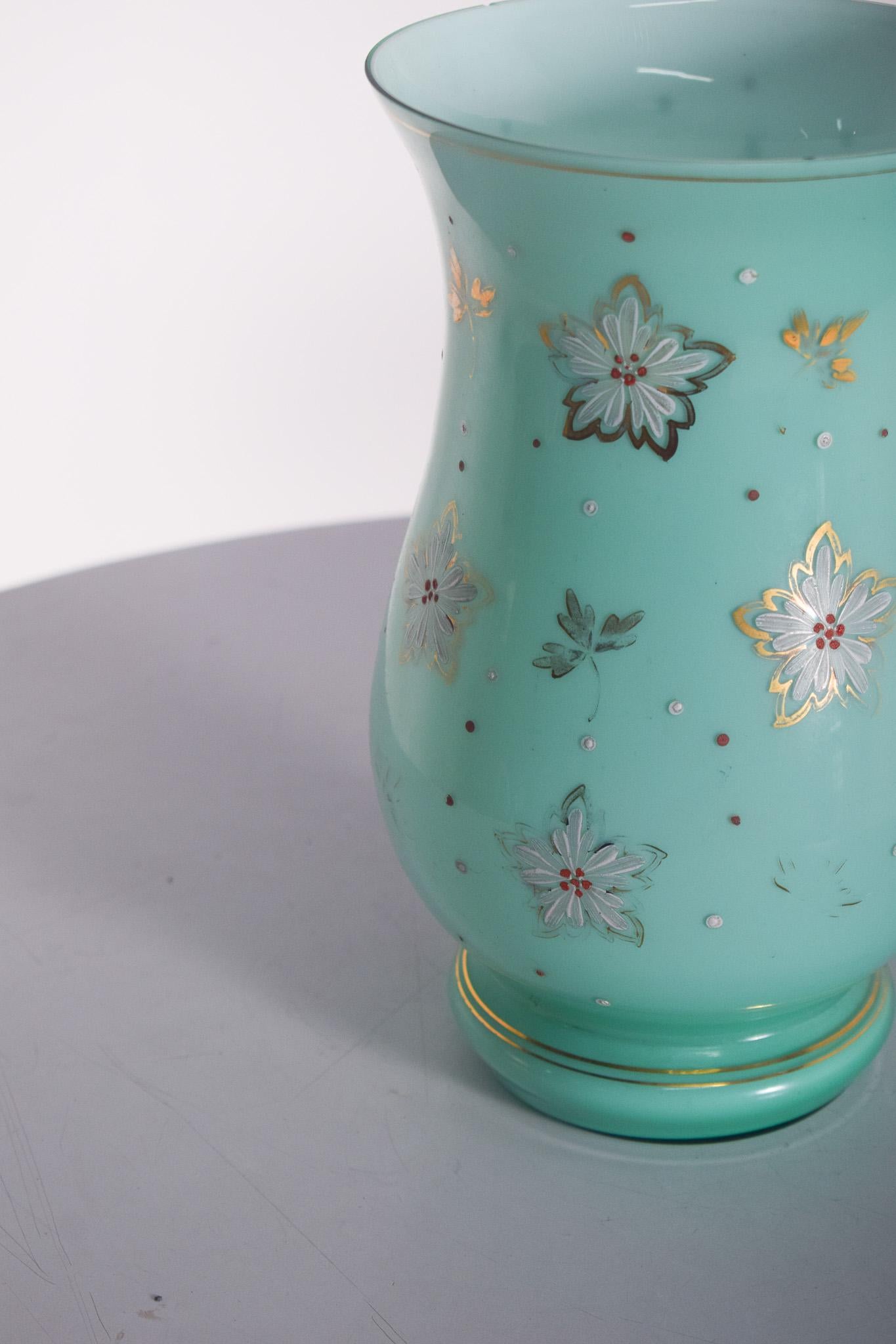 Mid-Century Modern Vase en verre vert avec fleurs en vente