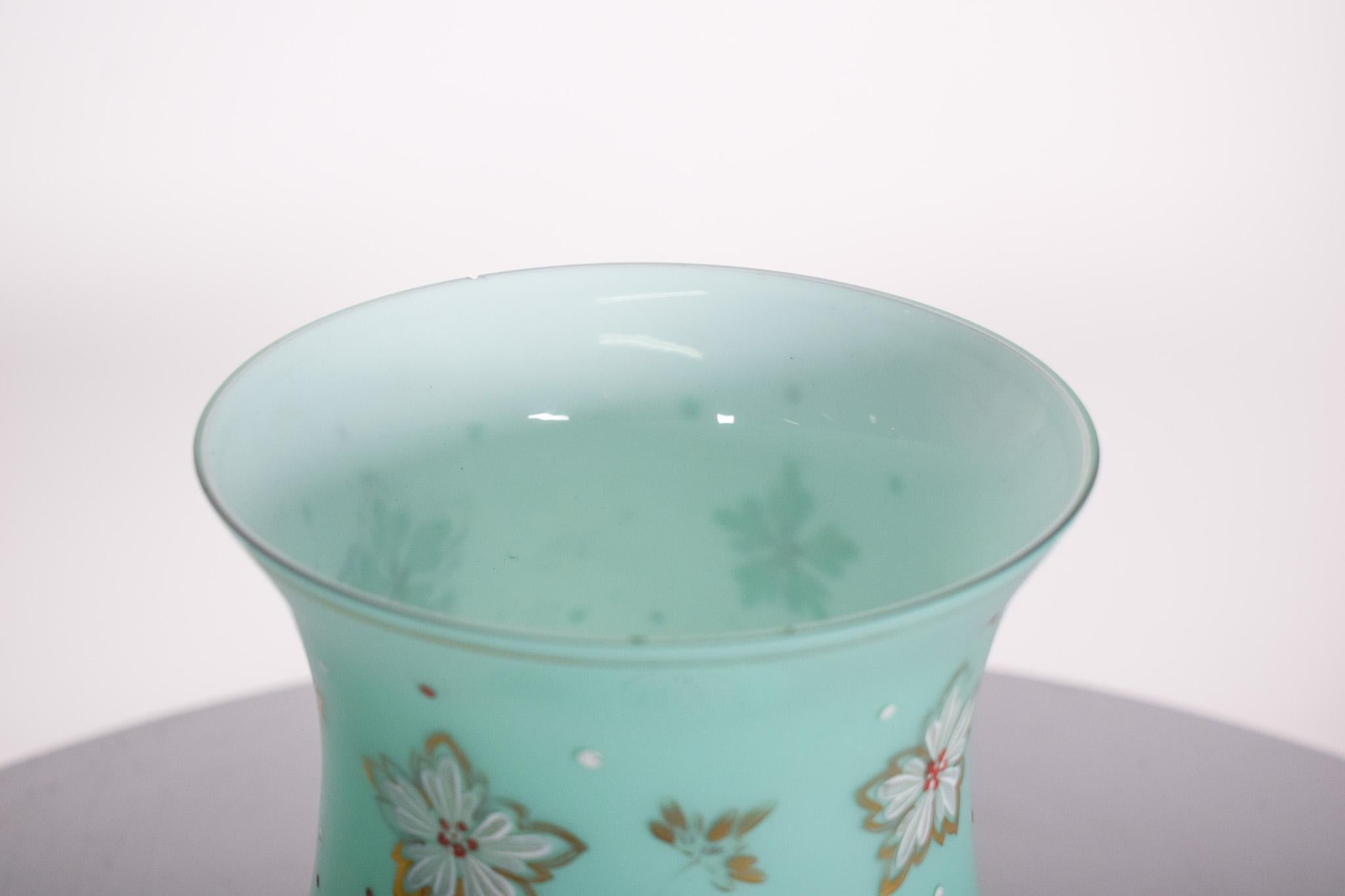 Portugais Vase en verre vert avec fleurs en vente