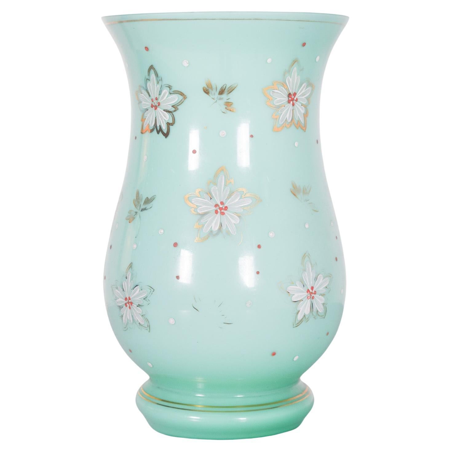 Vase en verre vert avec fleurs