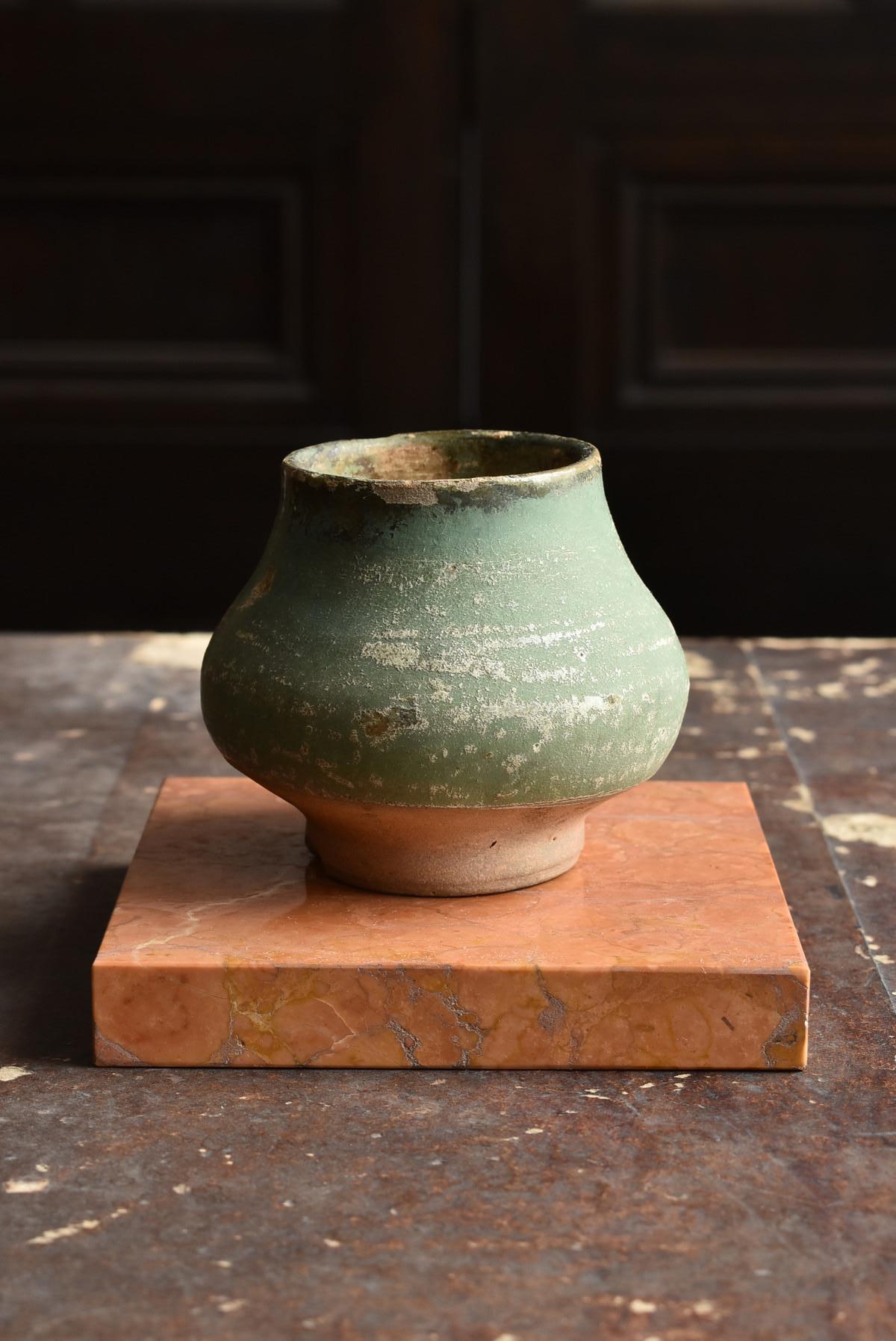 It is a pottery made in the Tang dynasty (618-907) in China.
In the Tang dynasty, a large number of pottery coated with three colors of green, orange and white glaze was made. (Reference materials for art books are posted)
There are also many that