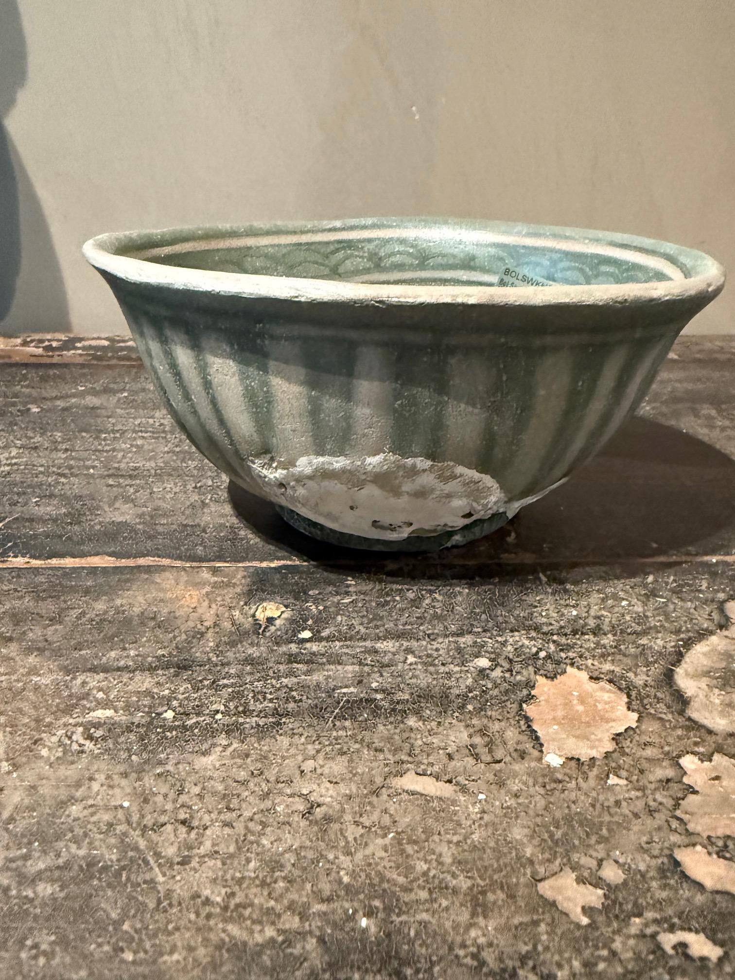 Coupe thaïlandaise Sawankhalok du 16e siècle provenant d'une épave de bateau.
Glace verte.
Côtes verticales décoratives.
Motif décoratif le long de la bordure.
Belle patine naturelle avec des balanes.
Deux disponibles, S7070
ARRIVÉE TBD