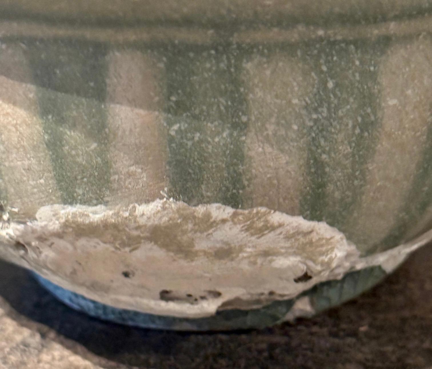 Bol à épave de navire Sawankhalok à glaçure verte, Thaïlande, XVIe siècle Bon état - En vente à New York, NY