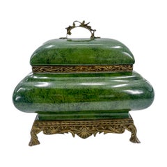 Caja de cerámica vidriada verde con monturas de bronce dorado