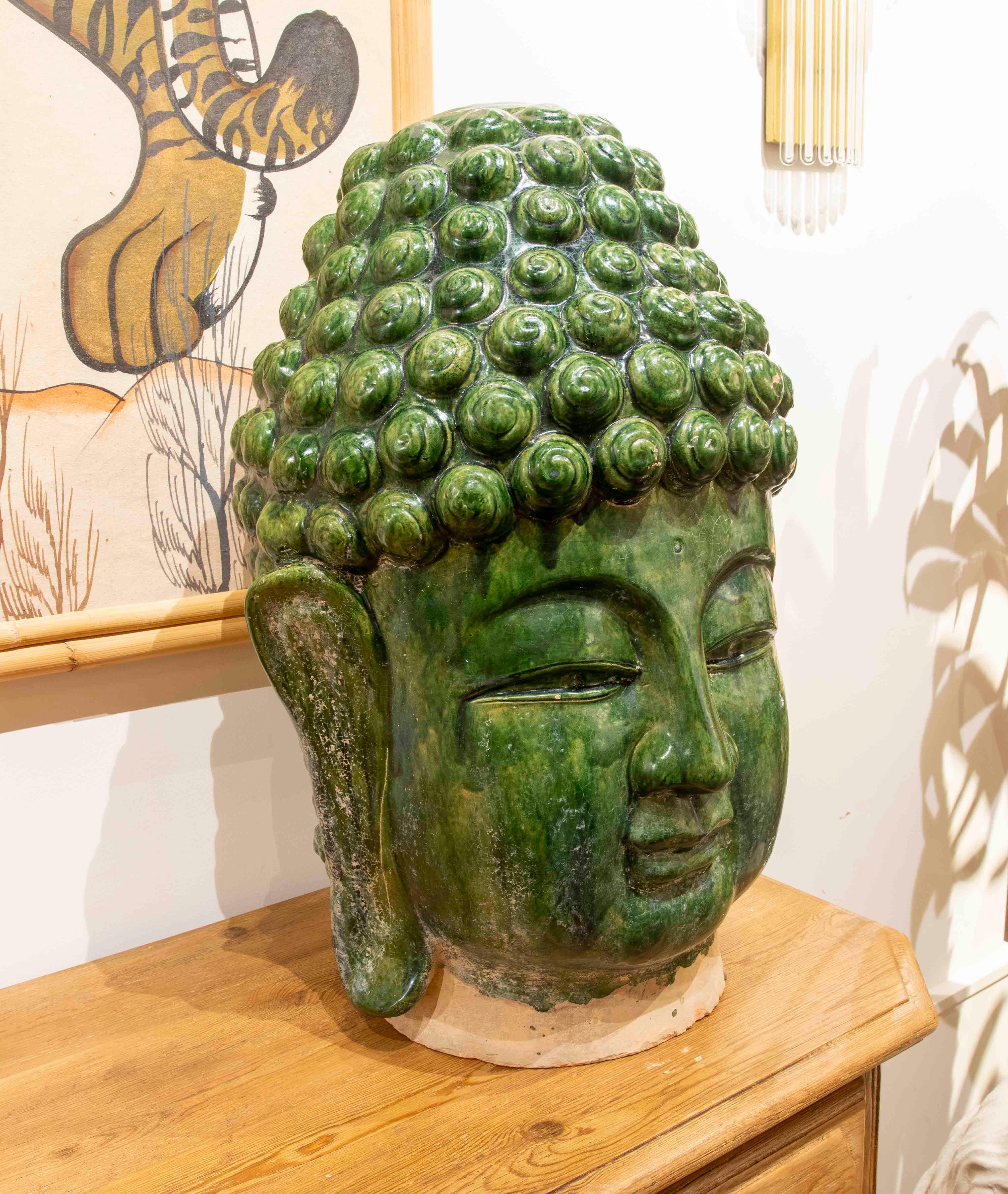 Grün glasierter keramischer Buddhakopf (Asiatisch) im Angebot