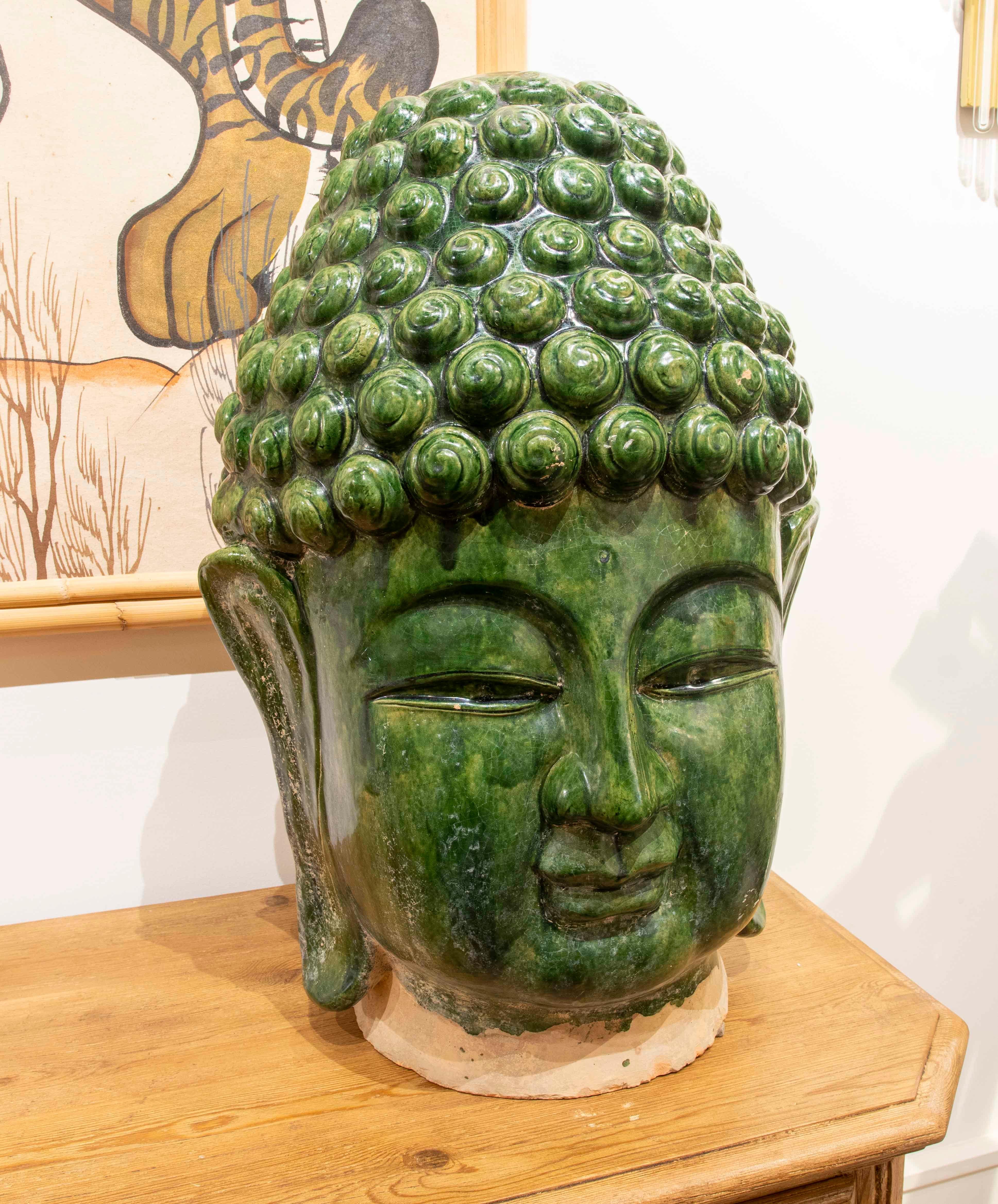 Grün glasierter keramischer Buddhakopf (Glasiert) im Angebot