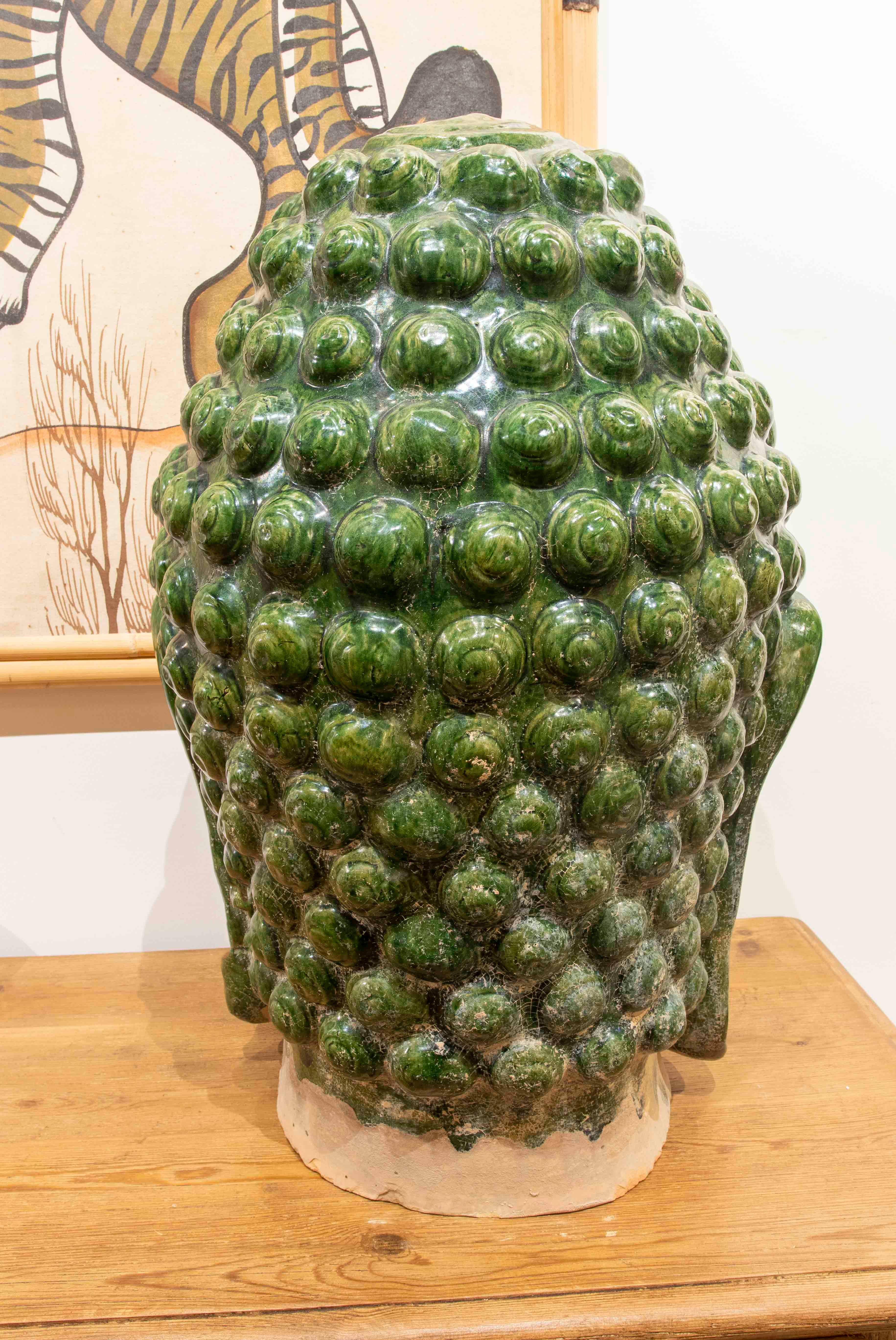 Grün glasierter keramischer Buddhakopf im Angebot 1