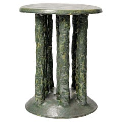 Mesa de centro o taburete de cerámica esmaltada verde  de Mia Jensen, 2025.