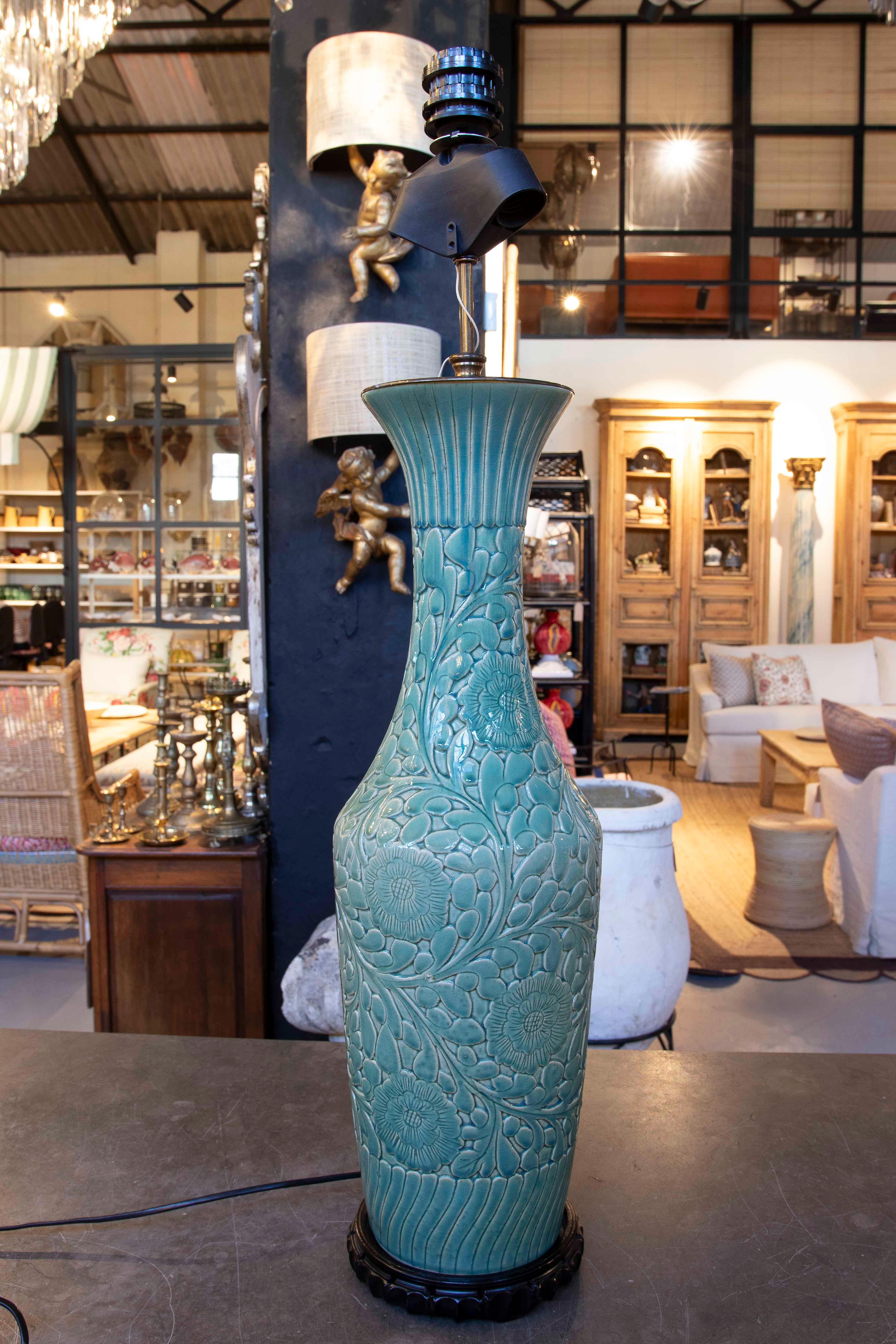 Européen Lampe de table en céramique émaillée verte en forme de vase en vente