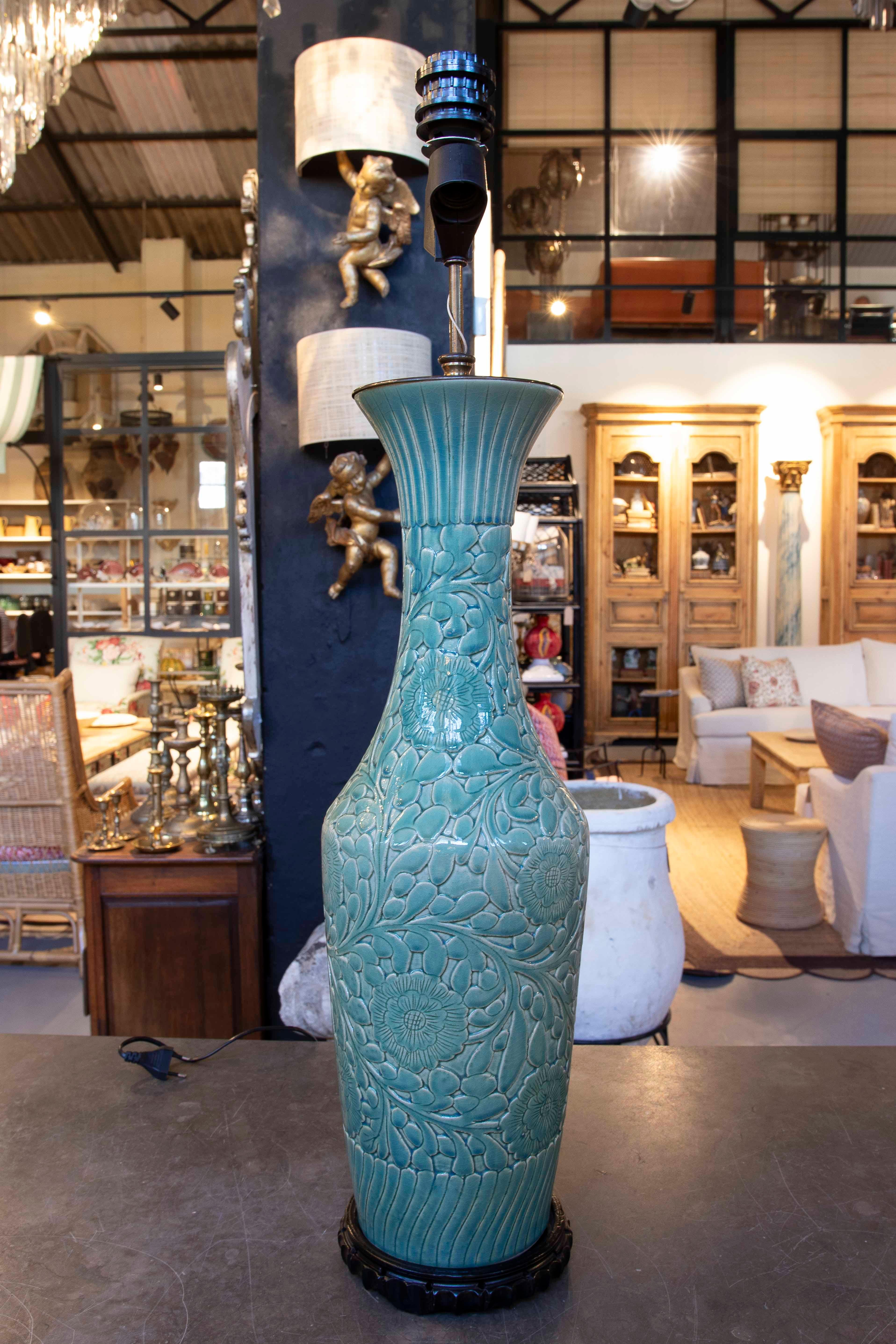 Vernissé Lampe de table en céramique émaillée verte en forme de vase en vente