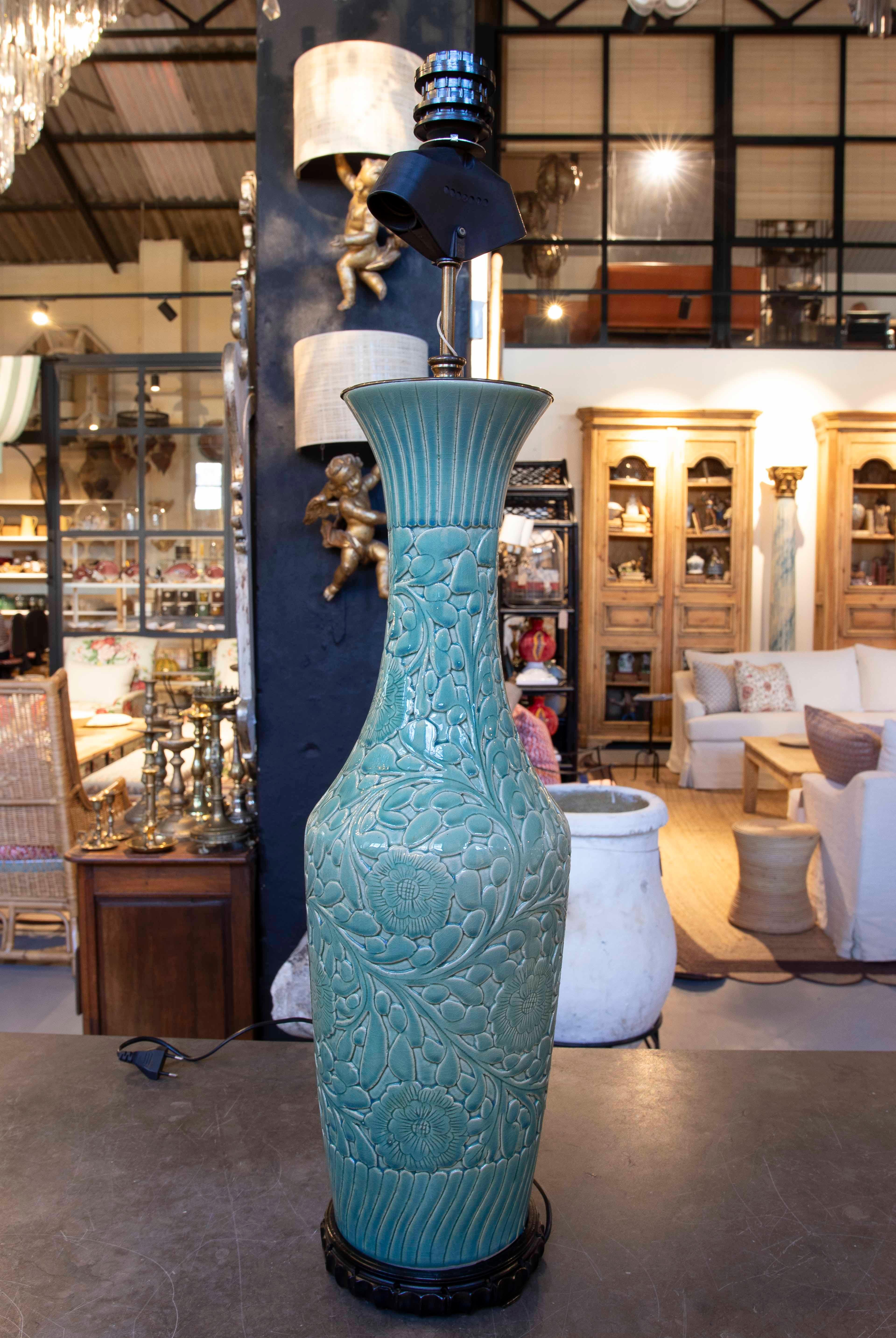 Lampe de table en céramique émaillée verte en forme de vase Bon état - En vente à Marbella, ES
