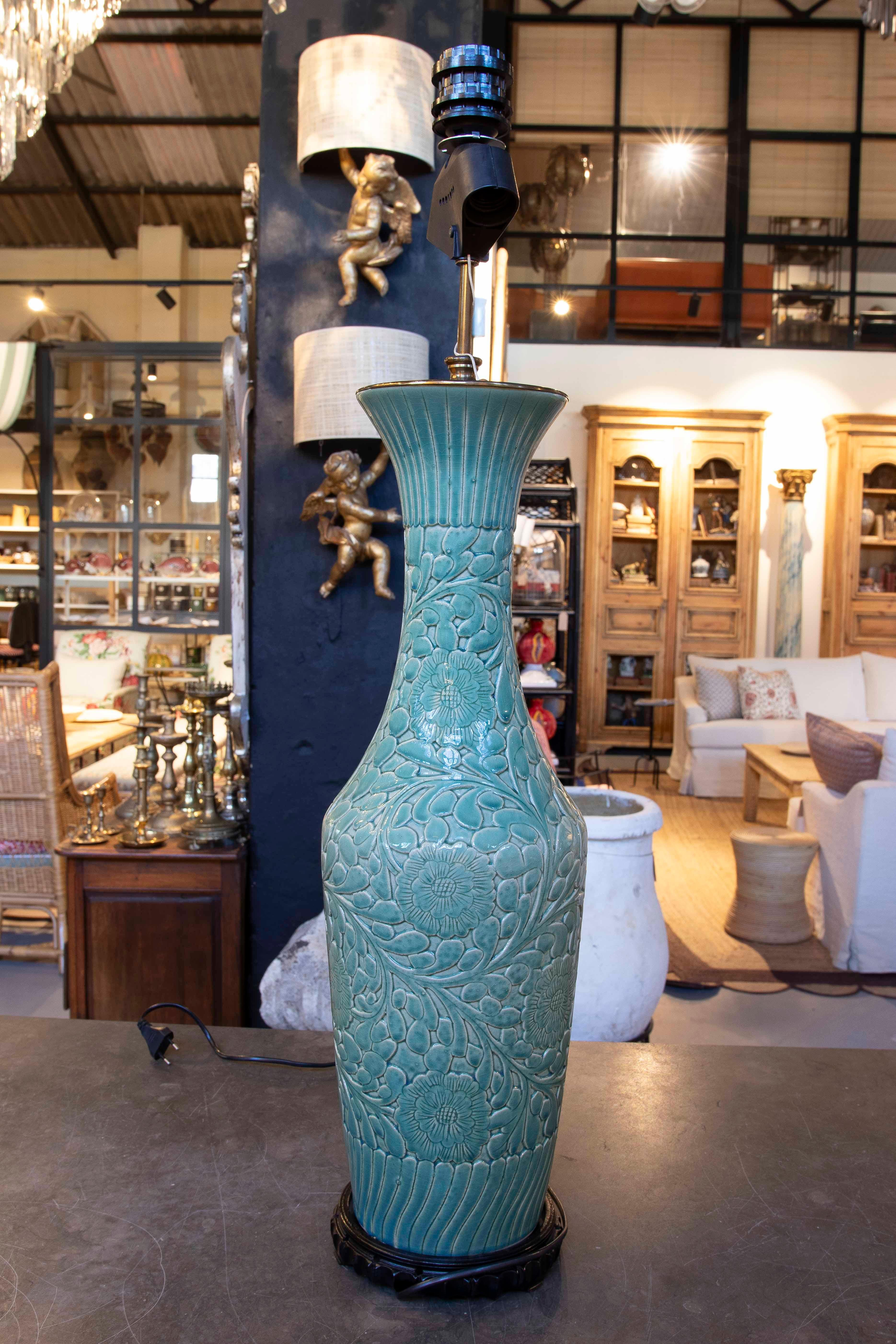 20ième siècle Lampe de table en céramique émaillée verte en forme de vase en vente