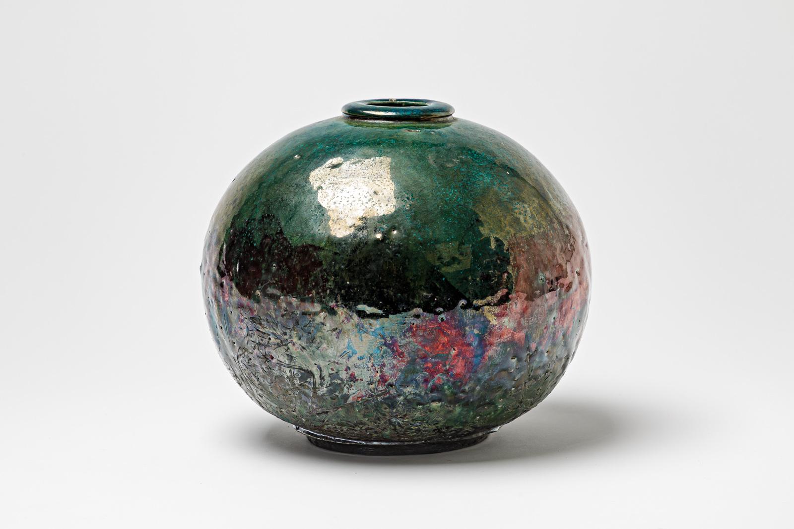 Beaux-Arts Vase en céramique émaillée verte avec des reflets métalliques par Gisèle Buthod Garçon, 1990 en vente