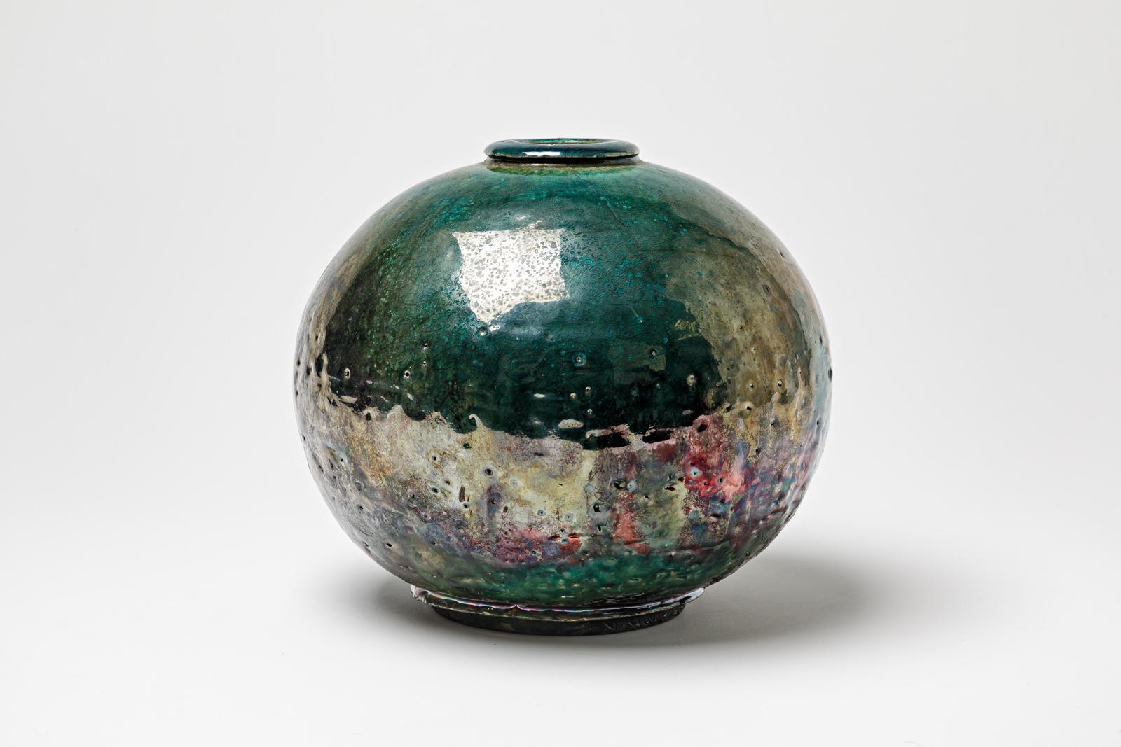 Vase en céramique émaillée verte avec des reflets métalliques par Gisèle Buthod Garçon, 1990 Excellent état - En vente à Saint-Ouen, FR