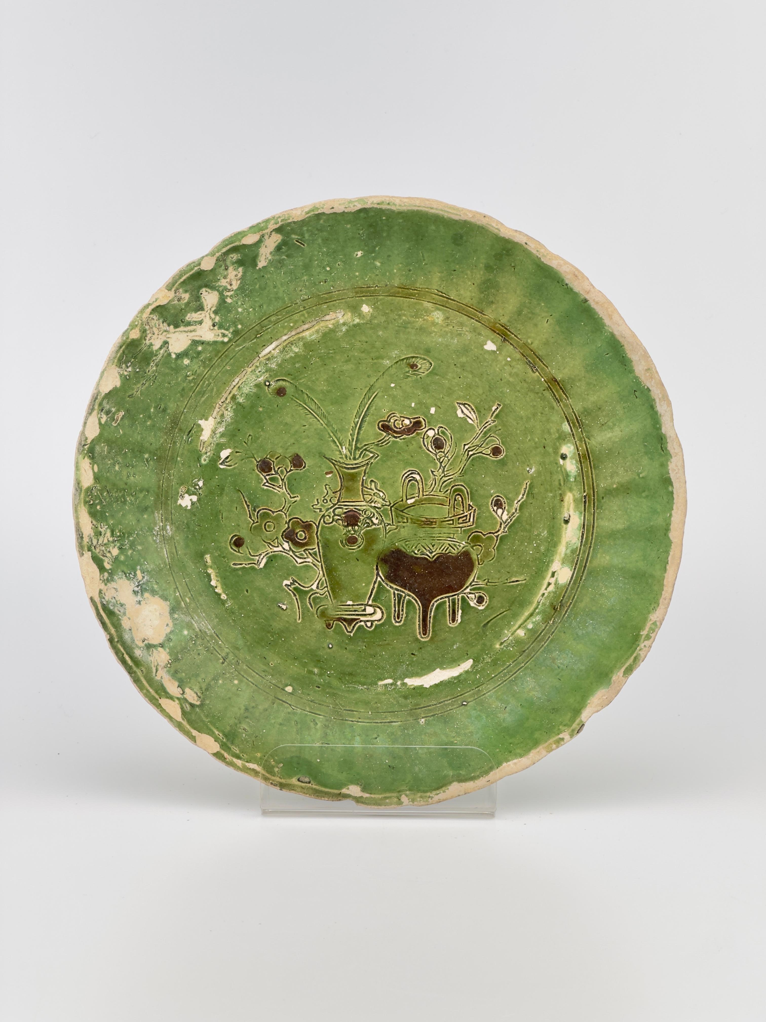 Green-Glazed Earthenware Dish Circa 1725, Qing Dynasty, Yongzheng Reign For Sale 9