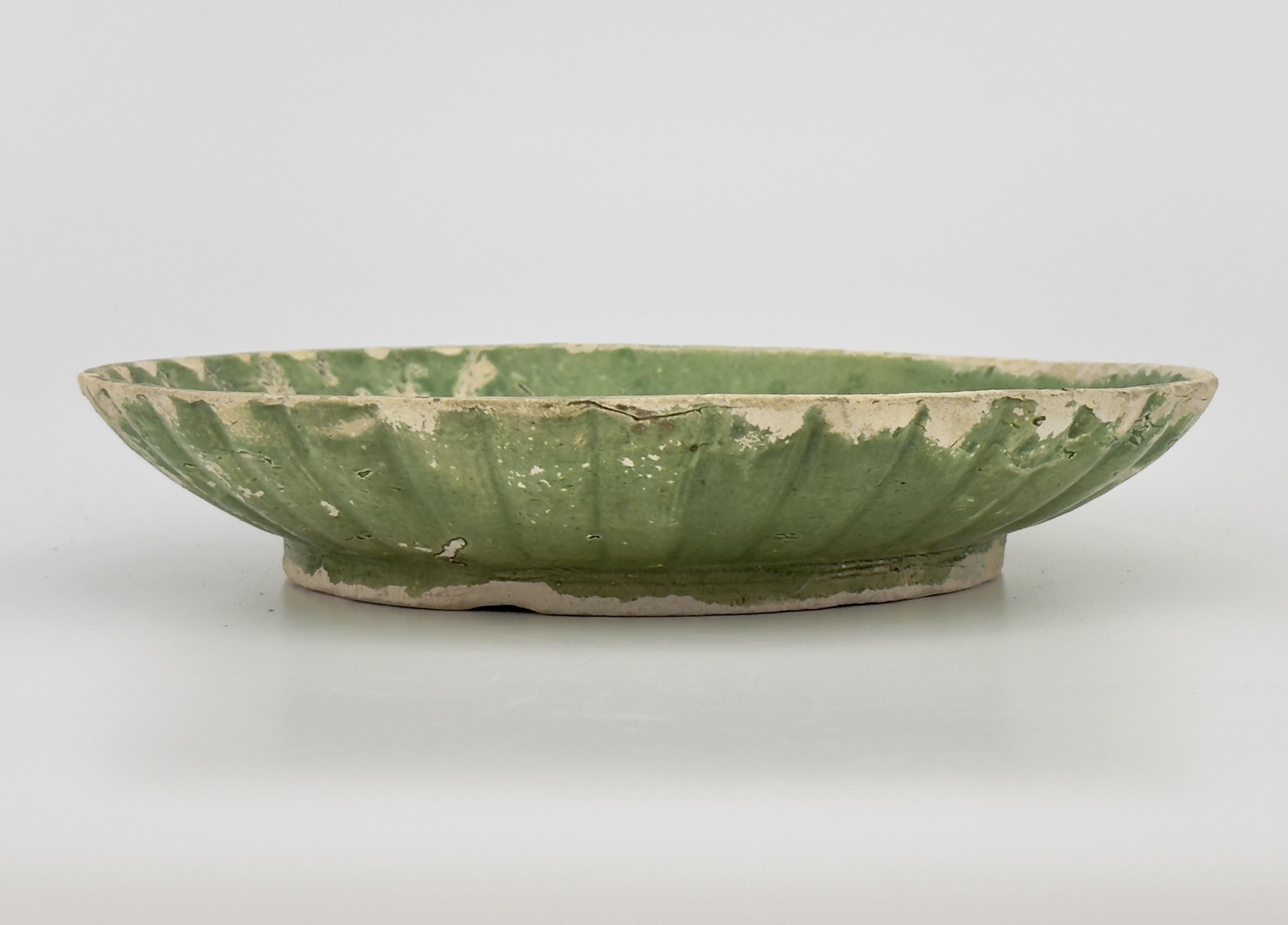 It is the rare earthenware among those excavated from the Ca Mau Ship, and it is a green-glaze work that is especially unique. Although it is in very worn condition, it is a valuable piece for its rarity and history. Painted with green glaze against