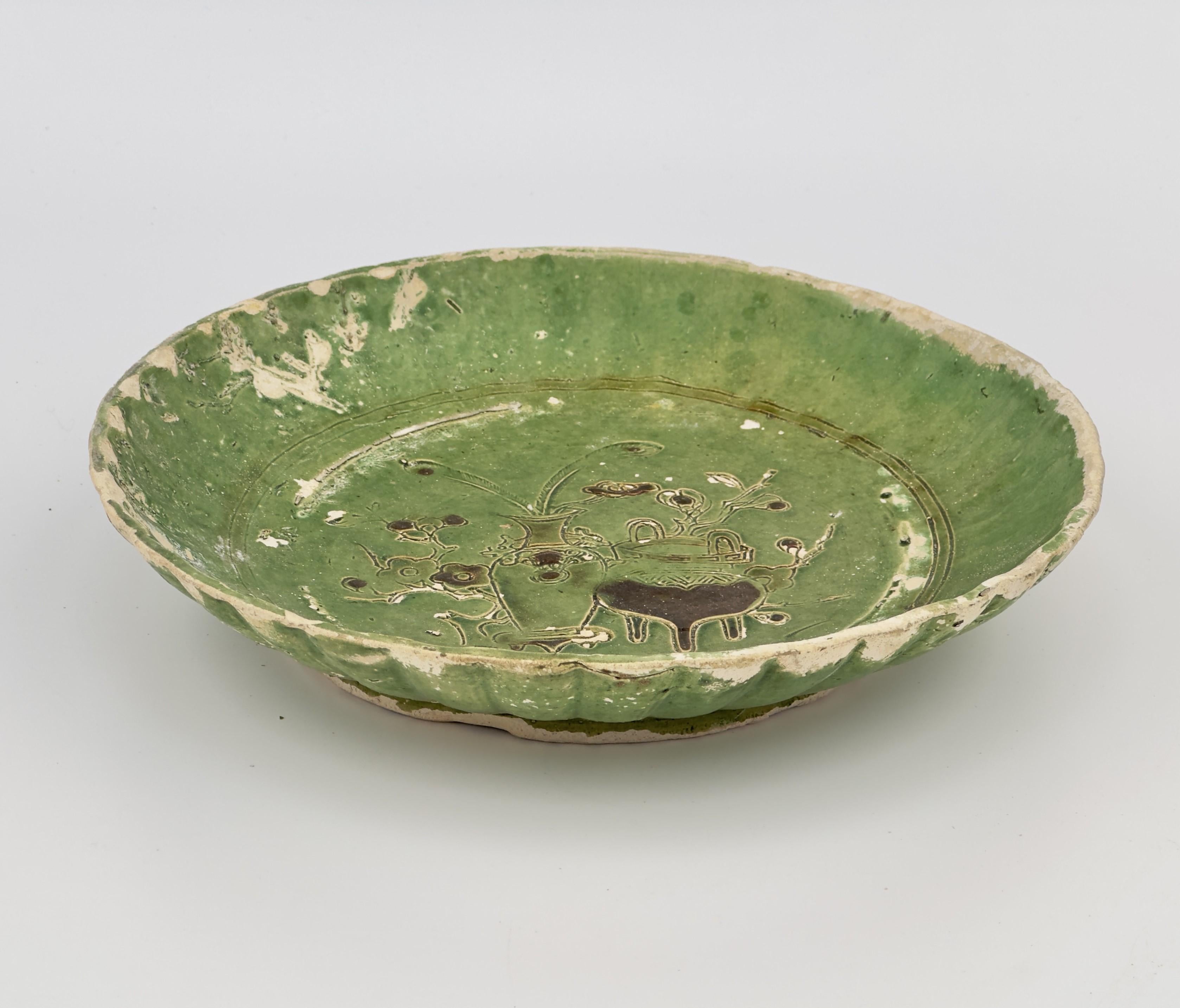 Green-Glazed Earthenware Dish Circa 1725, Qing Dynasty, Yongzheng Reign In Fair Condition For Sale In seoul, KR