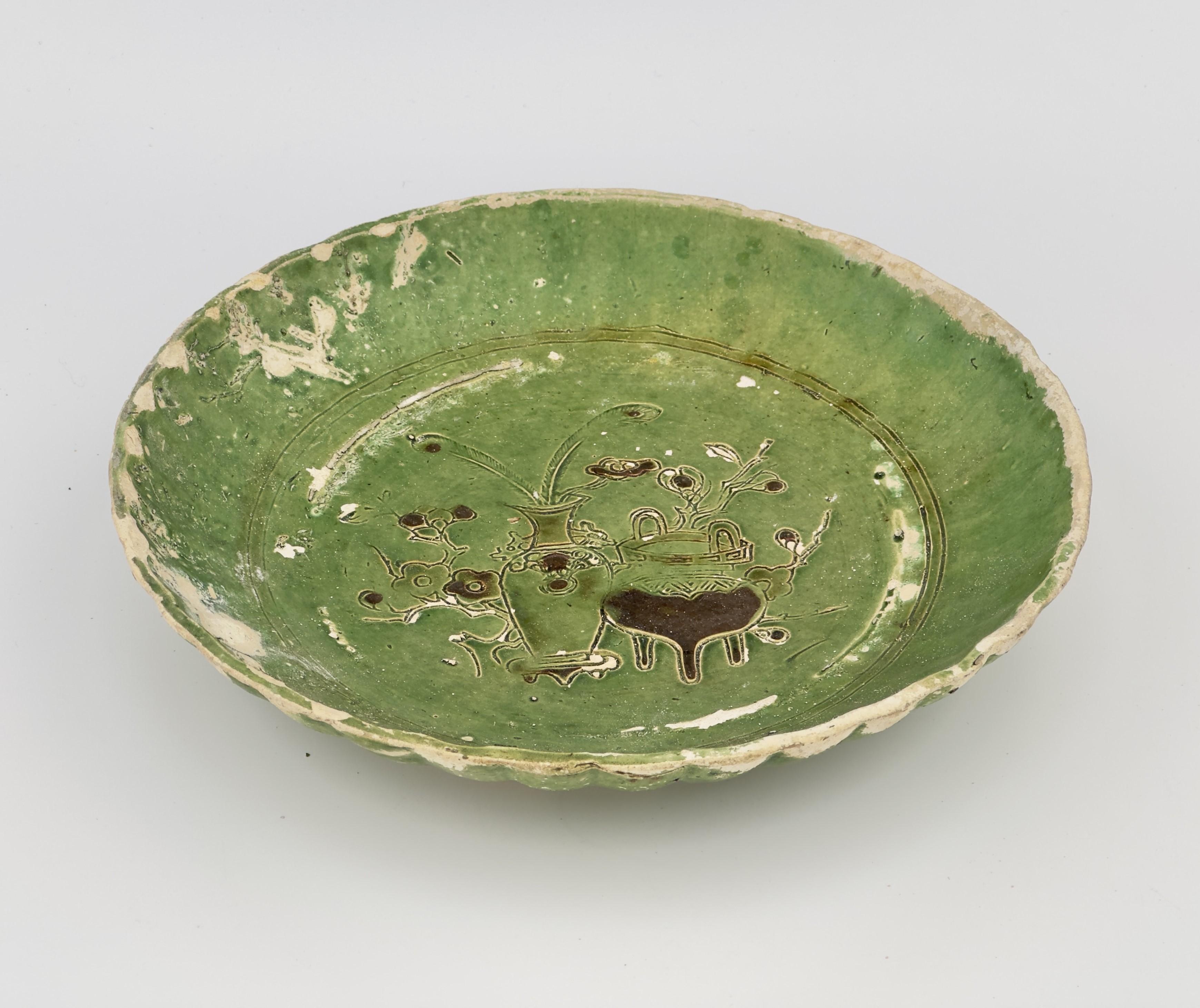 Early 18th Century Green-Glazed Earthenware Dish Circa 1725, Qing Dynasty, Yongzheng Reign For Sale