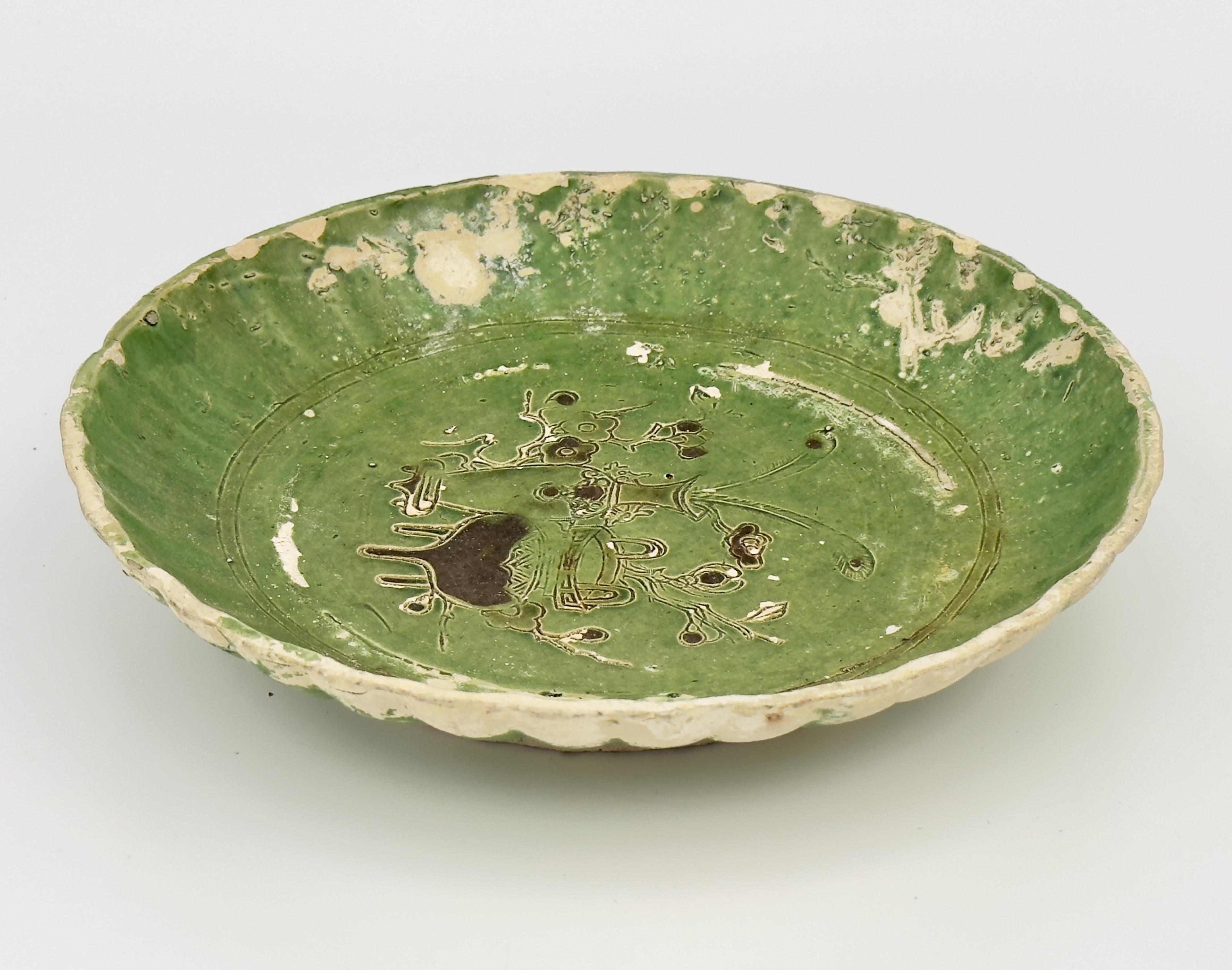 Green-Glazed Earthenware Dish Circa 1725, Qing Dynasty, Yongzheng Reign For Sale 1