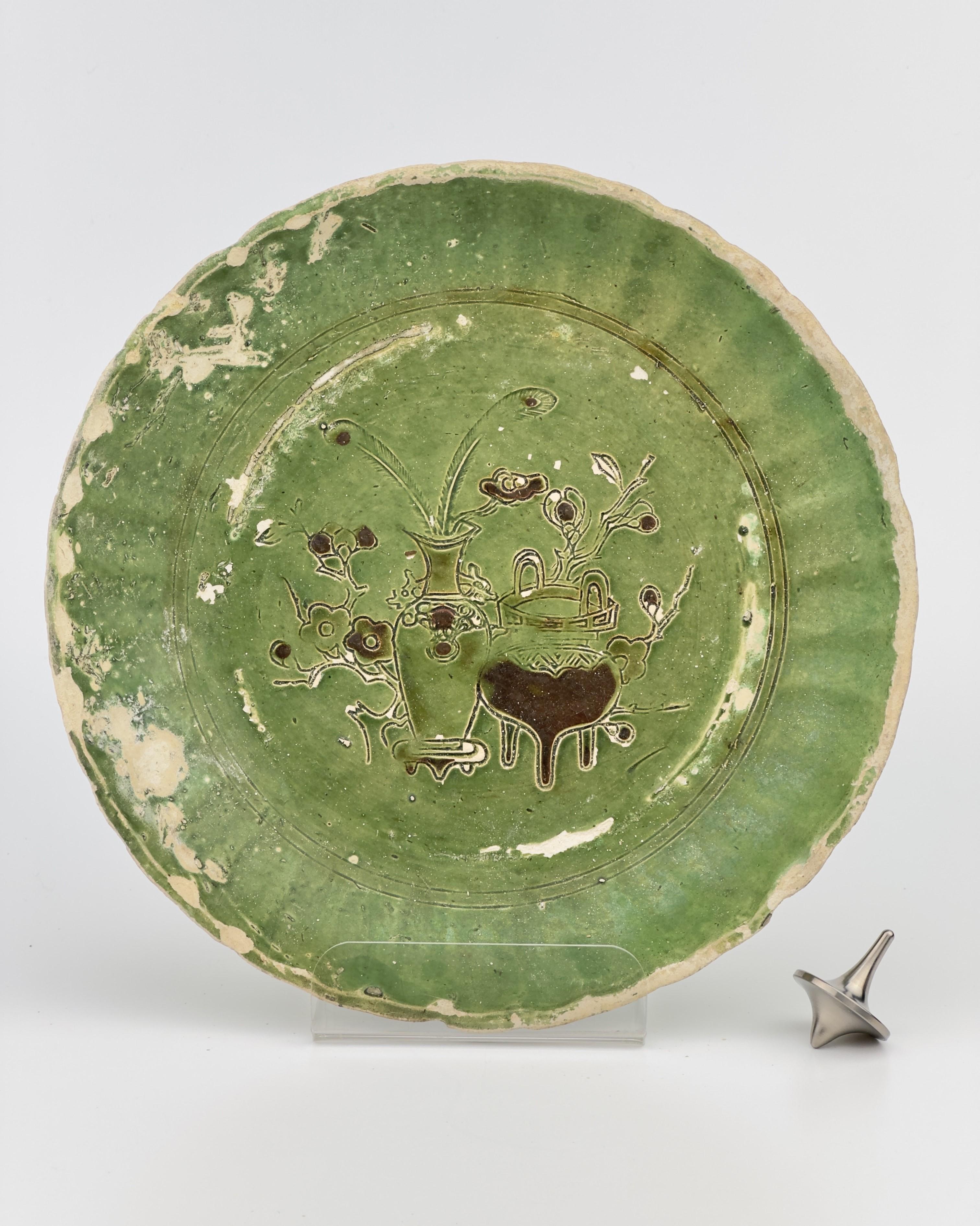 Green-Glazed Earthenware Dish Circa 1725, Qing Dynasty, Yongzheng Reign For Sale 2