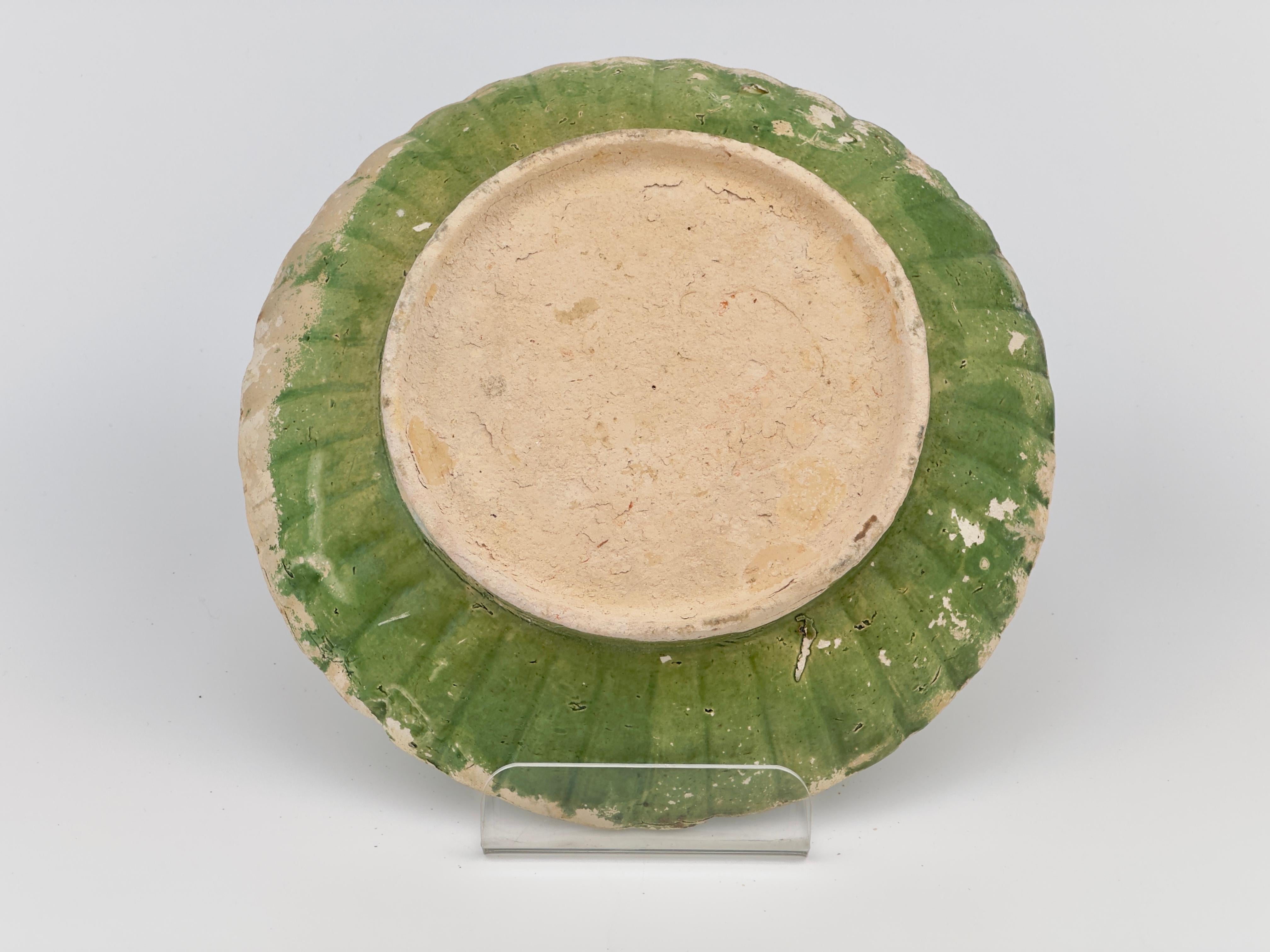 Green-Glazed Earthenware Dish Circa 1725, Qing Dynasty, Yongzheng Reign For Sale 3