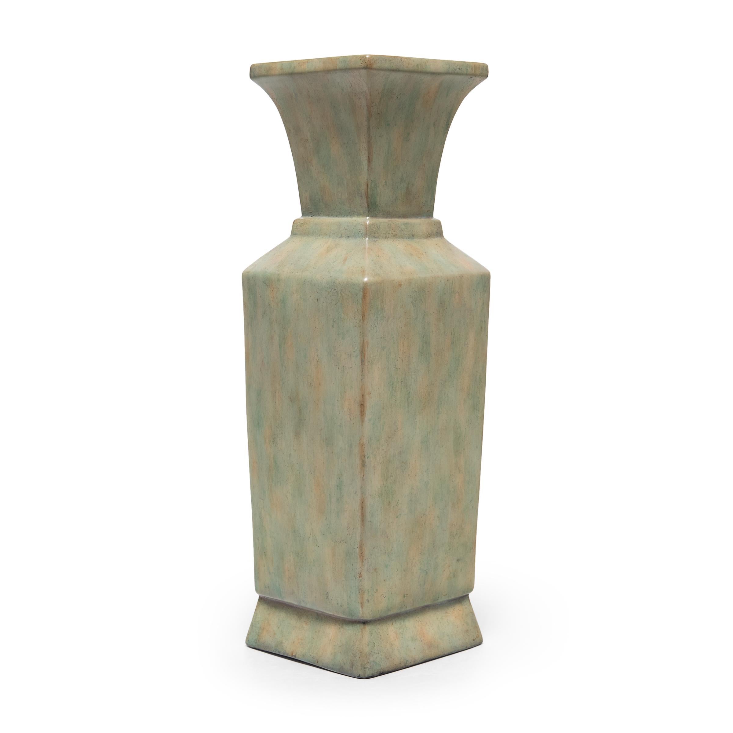 Itération contemporaine de la forme classique du vase chinois à queue de phénix, cette grande urne en porcelaine de la maison de design d'intérieur Maitland/One présente un corps carré avec des épaules anguleuses et un sommet évasé. Une glaçure